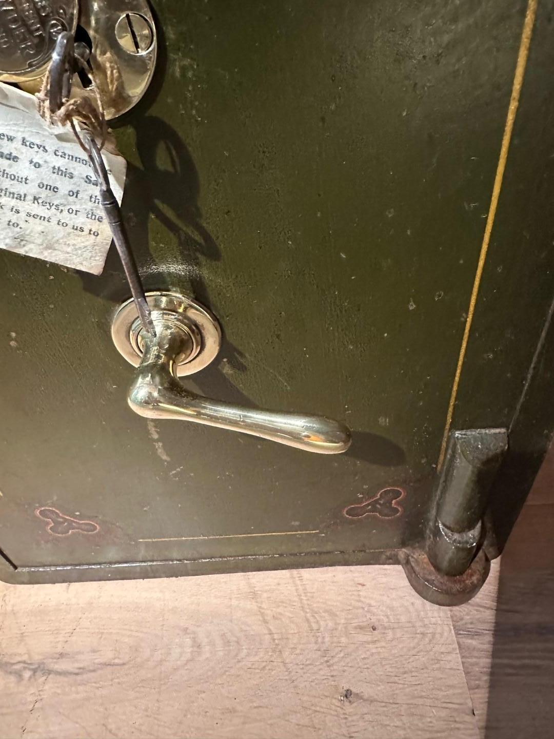 Pequeña caja fuerte inglesa antigua 11
