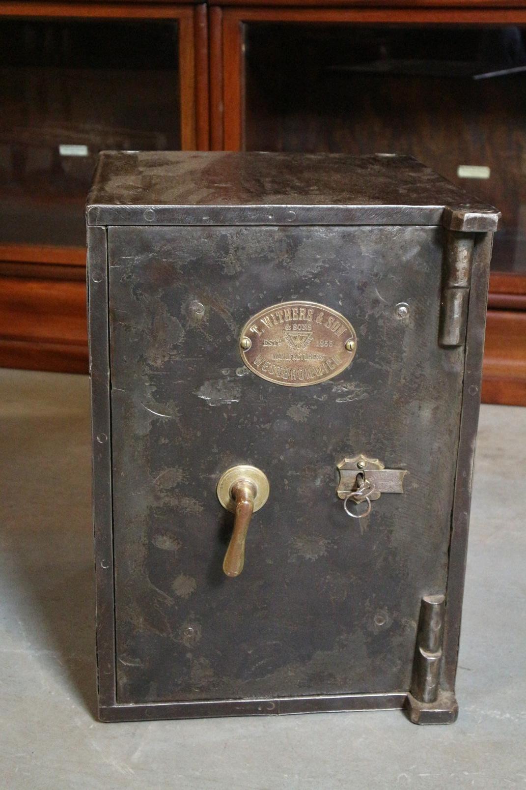 Antique English vault with drawer. In good condition. With key and working lock.

Maker: T Withers and Son

Origin: England, Westbromwich

Period circa 1880-1900

Size: W. 36 cm, D.36 cm, H.52 cm Weight +/- 70 kg.