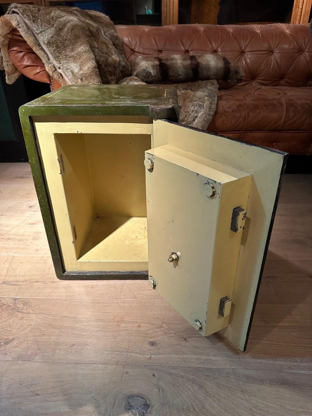 Pequeña caja fuerte inglesa antigua Hierro