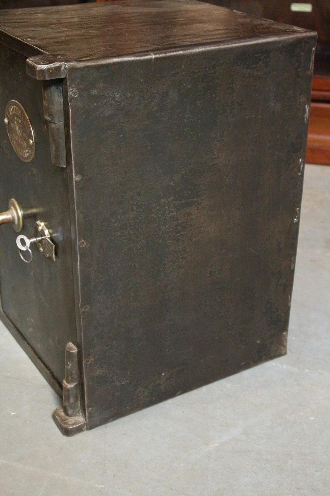 20ième siècle Petit coffre-fort anglais ancien