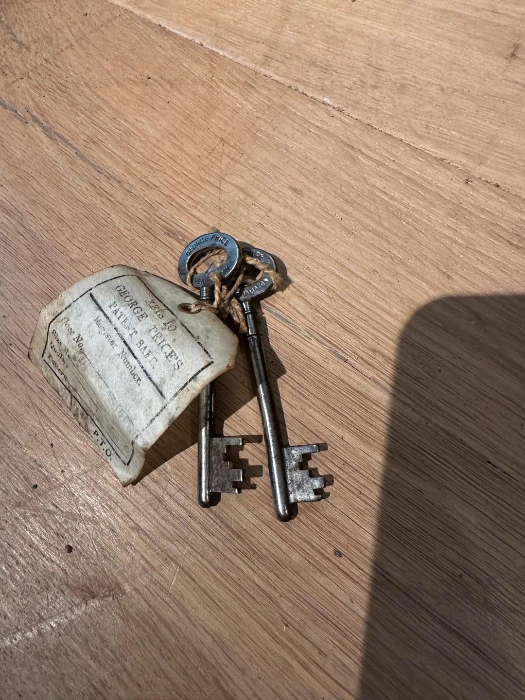Pequeña caja fuerte inglesa antigua 3