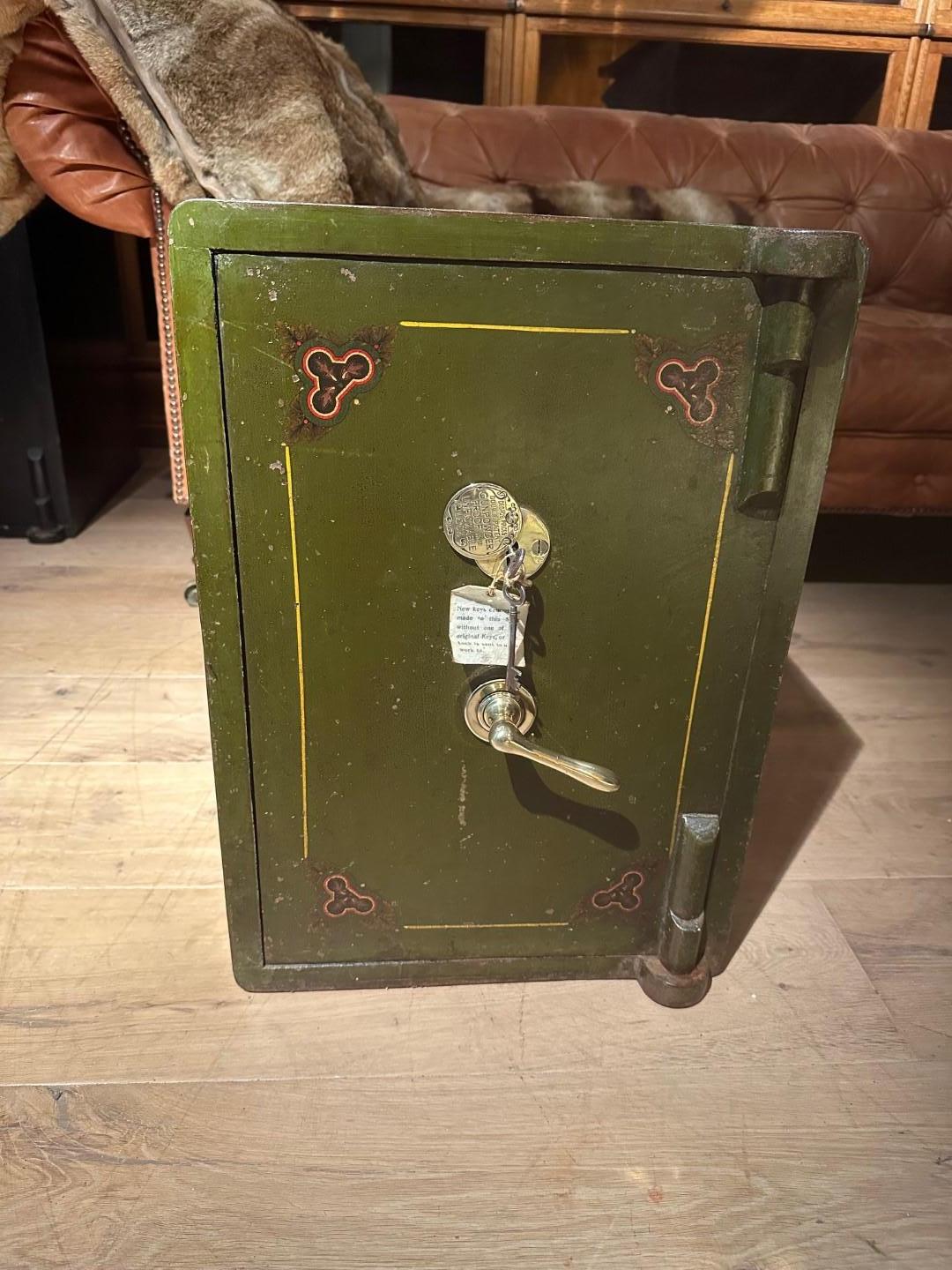 Pequeña caja fuerte inglesa antigua 4