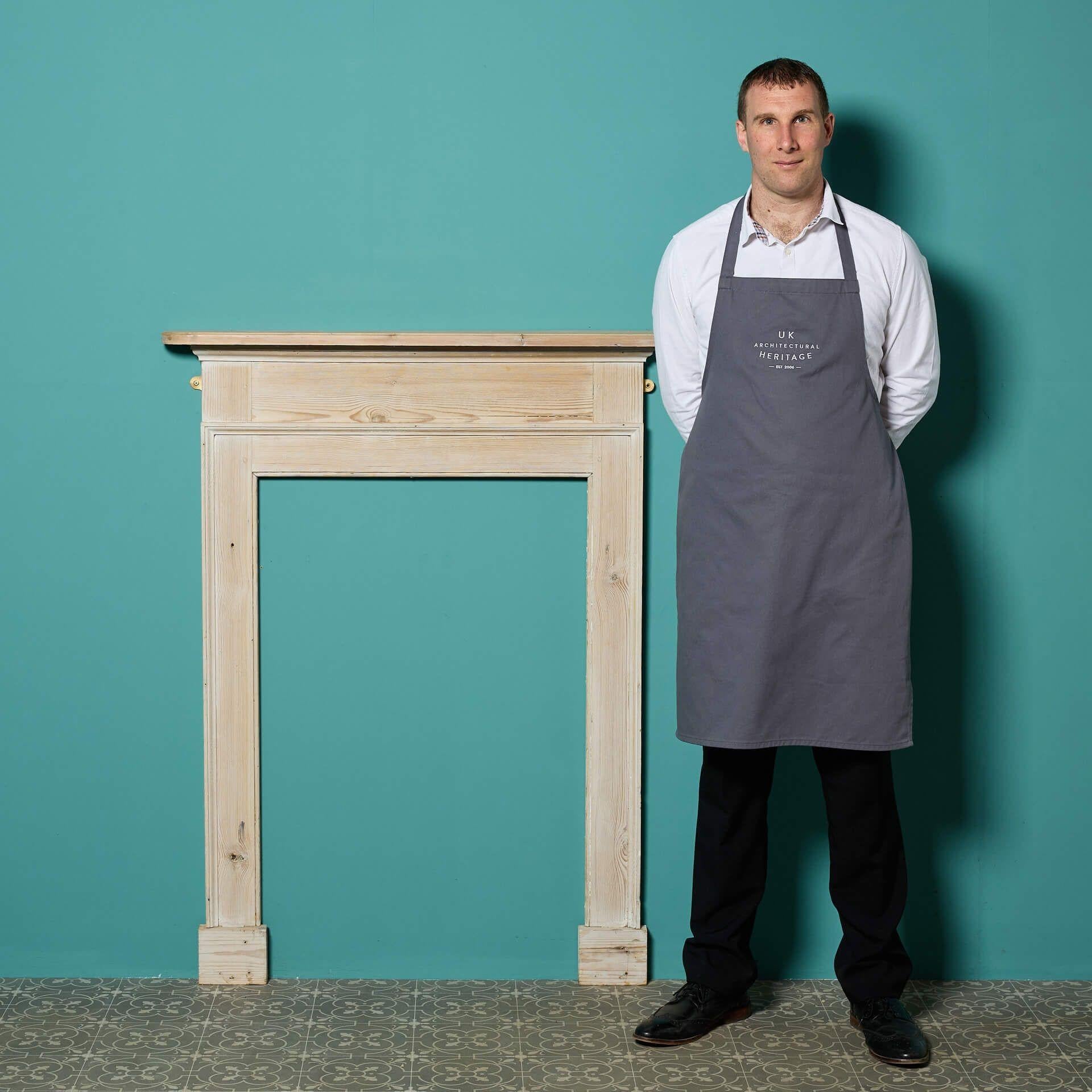 Un piccolo camino antico in pino inglese.

Questo semplice ma elegante caminetto in pino presenta stipiti sottili in una forma compatta e desiderabile.

Realizzato in legno scortecciato, questo caminetto vittoriano ha una tonalità naturale e un
