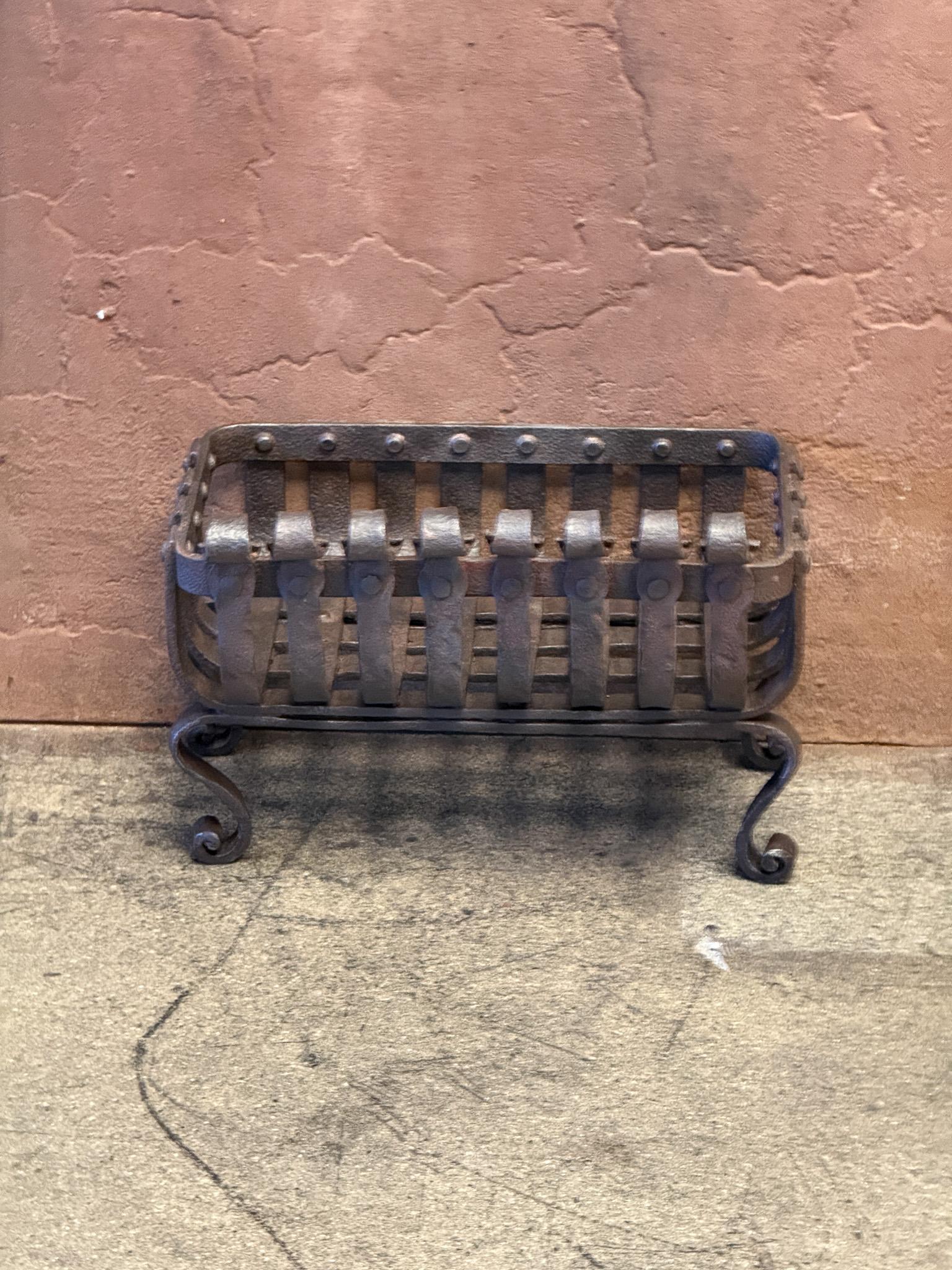 Panier de cheminée ou brasero anglais victorien du 19e siècle. La grille de la cheminée est en fer forgé. L'état est bon.















   