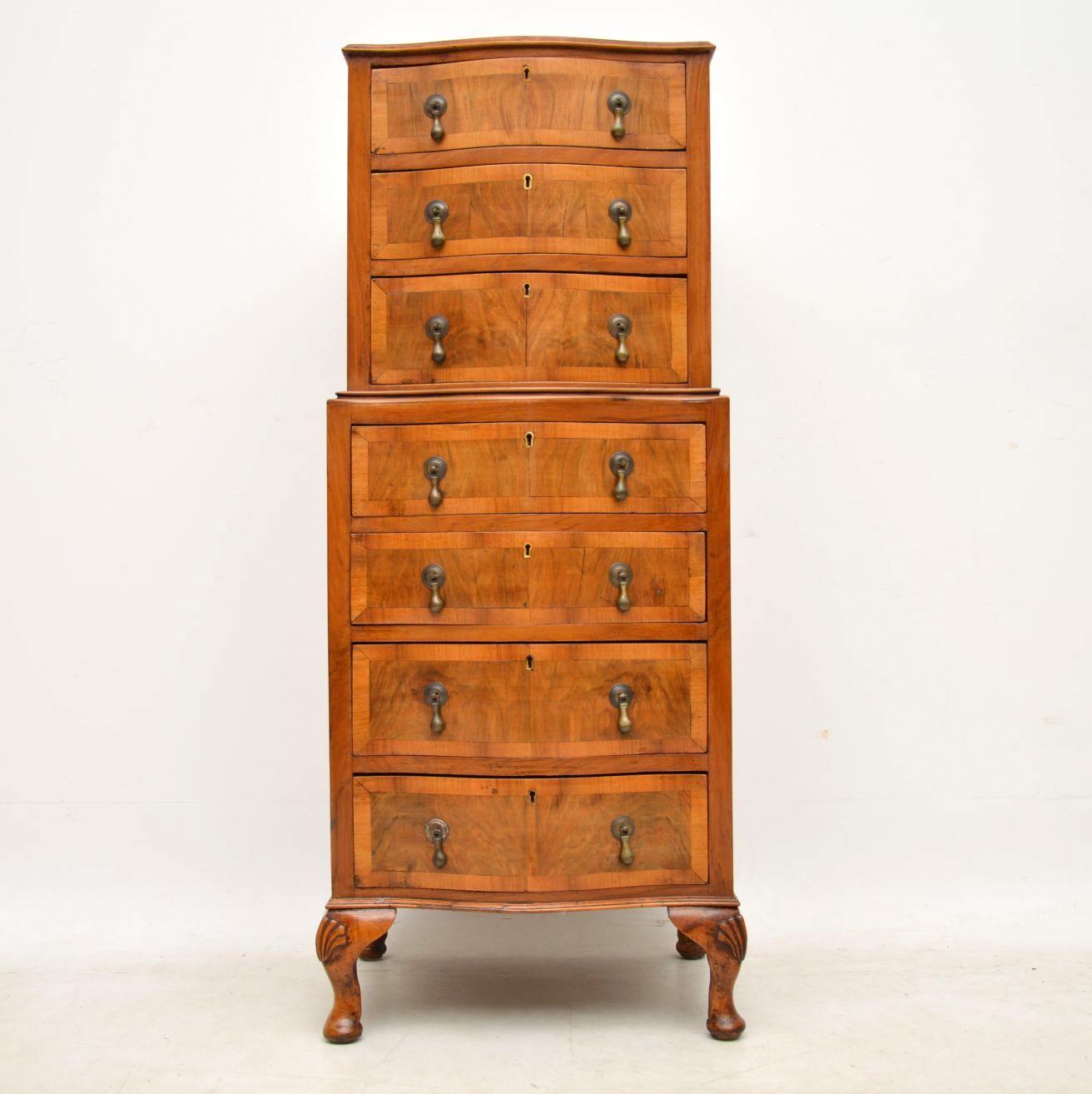 Small proportioned antique figured walnut chest on chest with a serpentine shaped front. It’s in good condition, dating from around the 1890-1910 period & separates into two halves. This chest has a lovely warm honey color. The top is cross banded