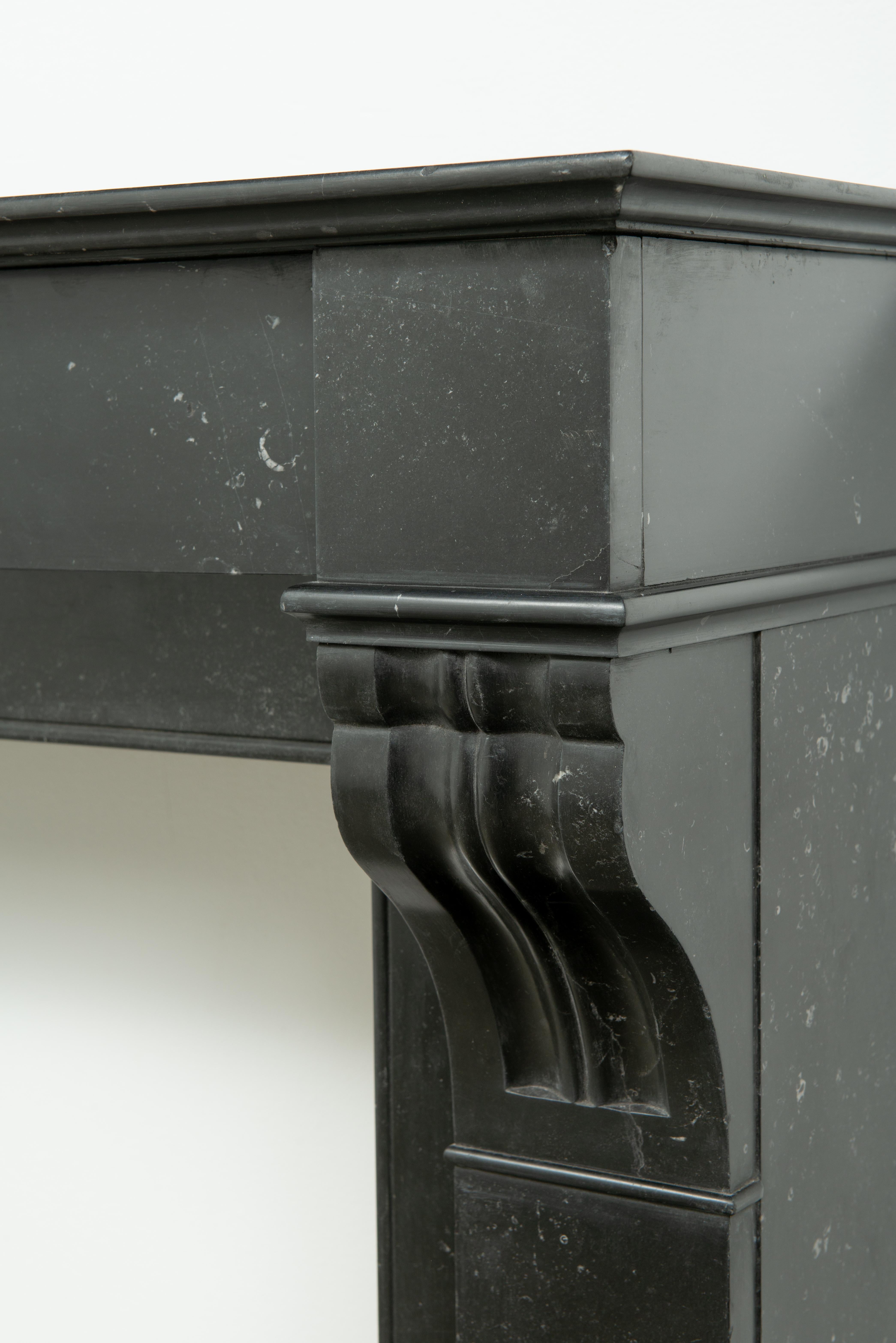 Piccolo caminetto antico con in vendita 3