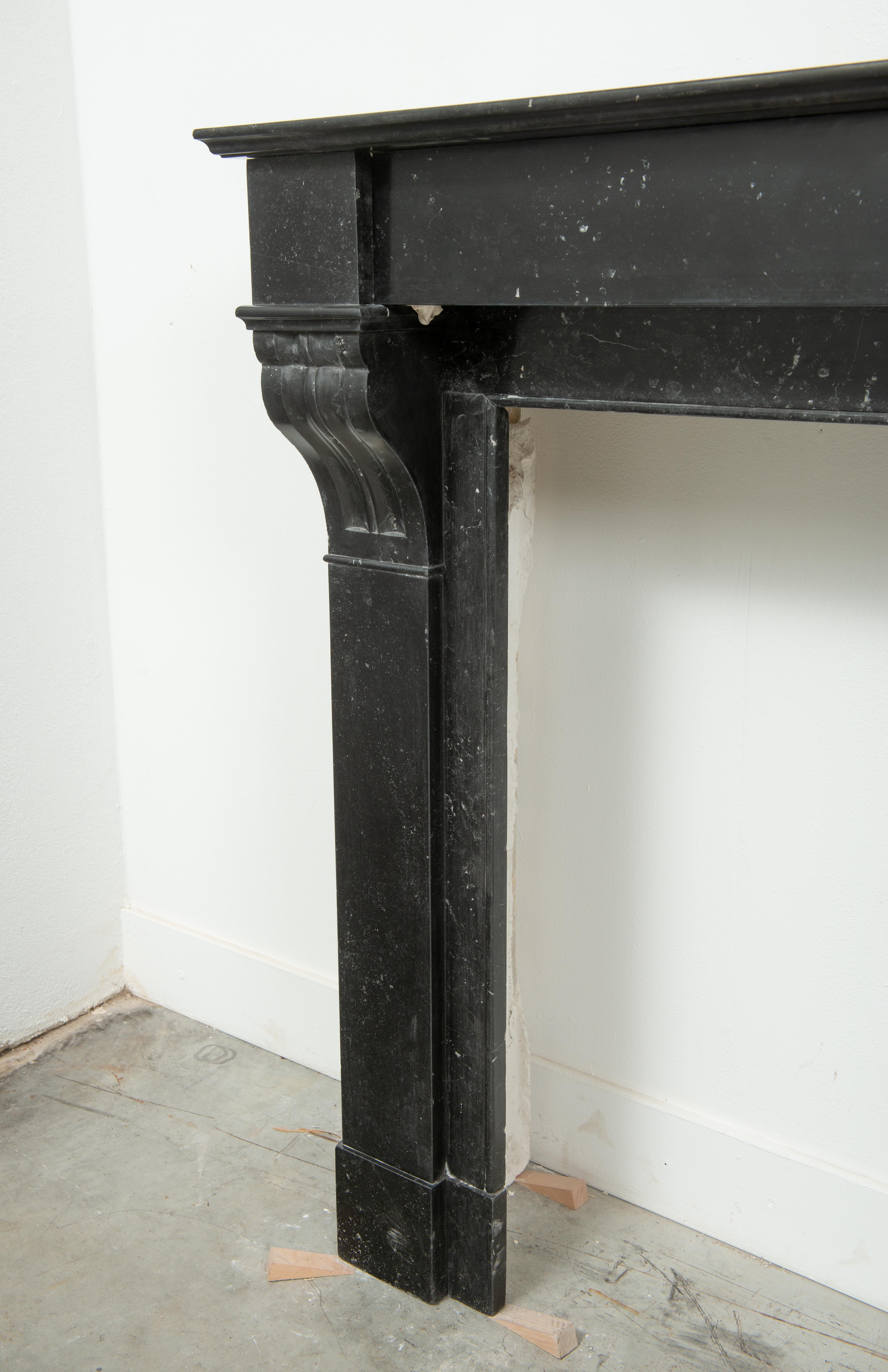 Piccolo caminetto antico con in vendita 4