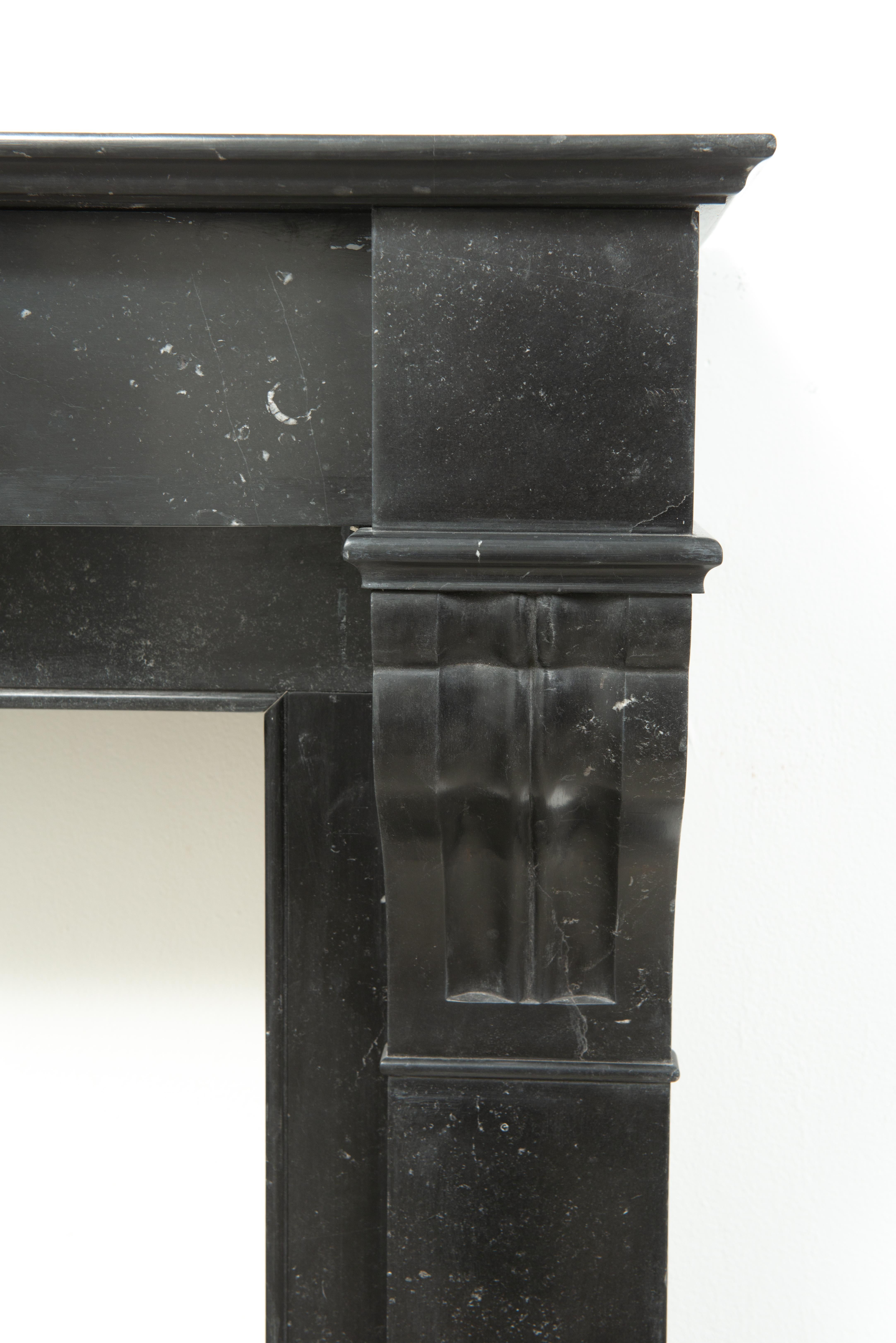 Piccolo caminetto antico con in vendita 5