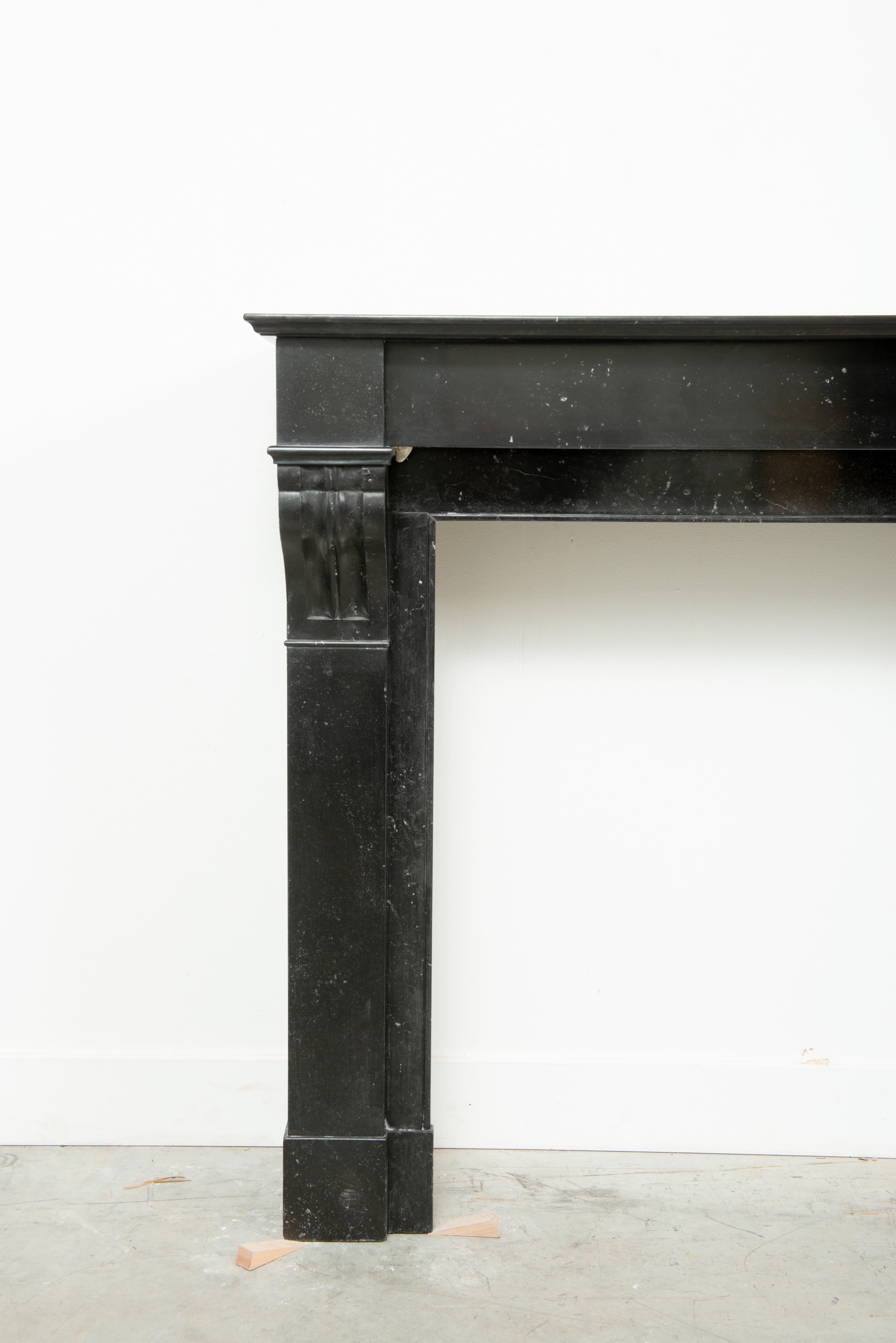 Piccolo caminetto antico con in vendita 6