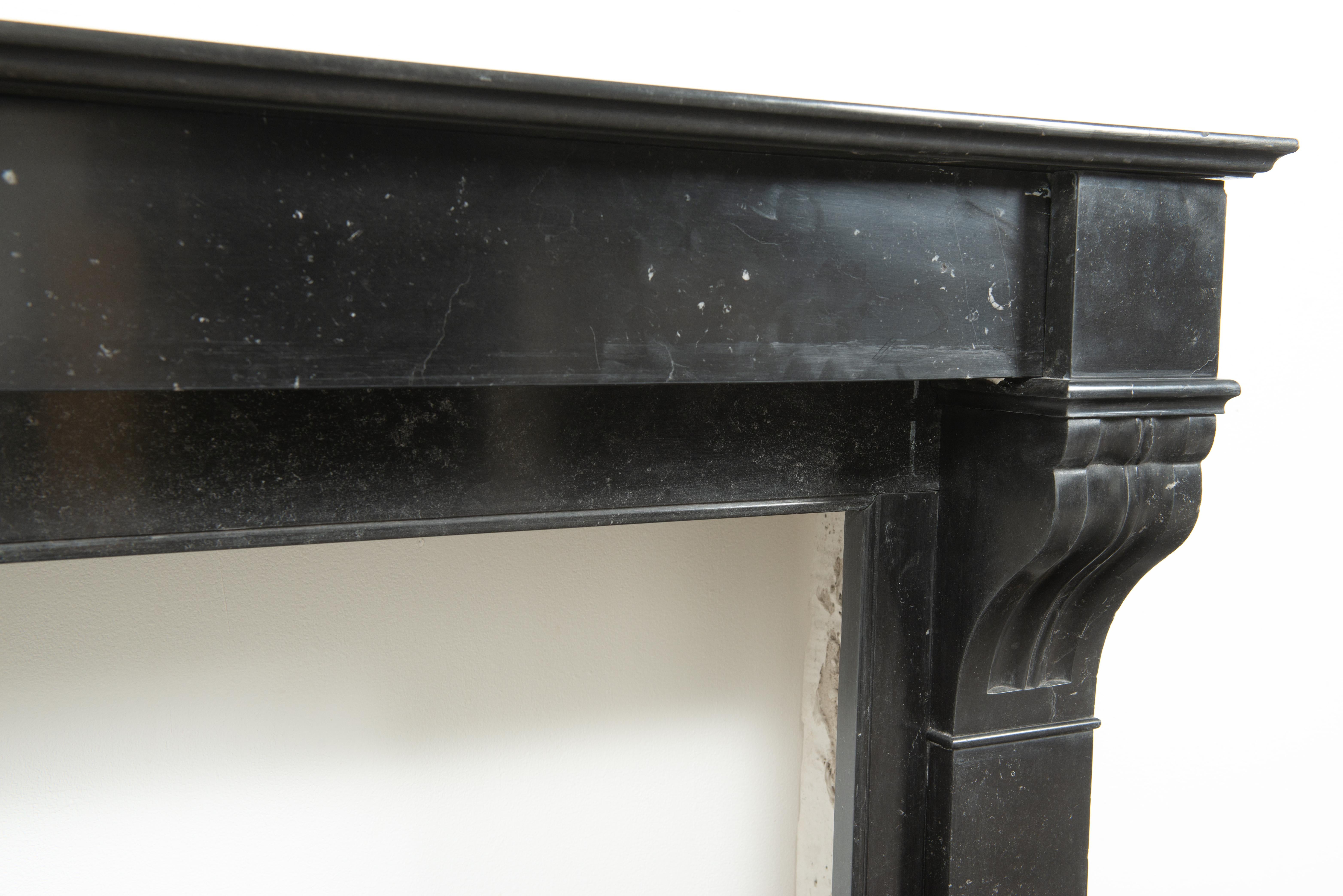 Piccolo caminetto antico con in vendita 8