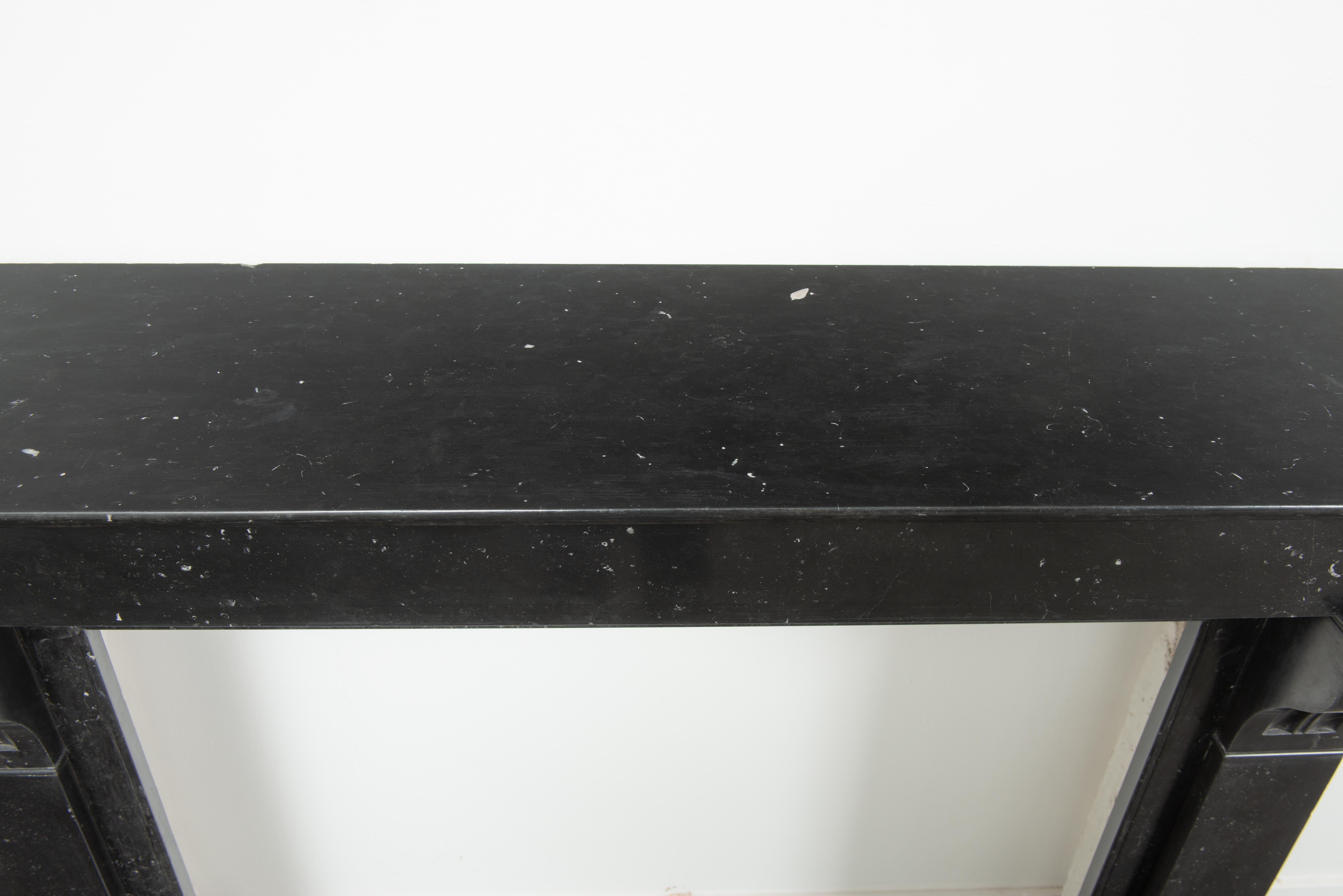 Piccolo caminetto antico con in vendita 10