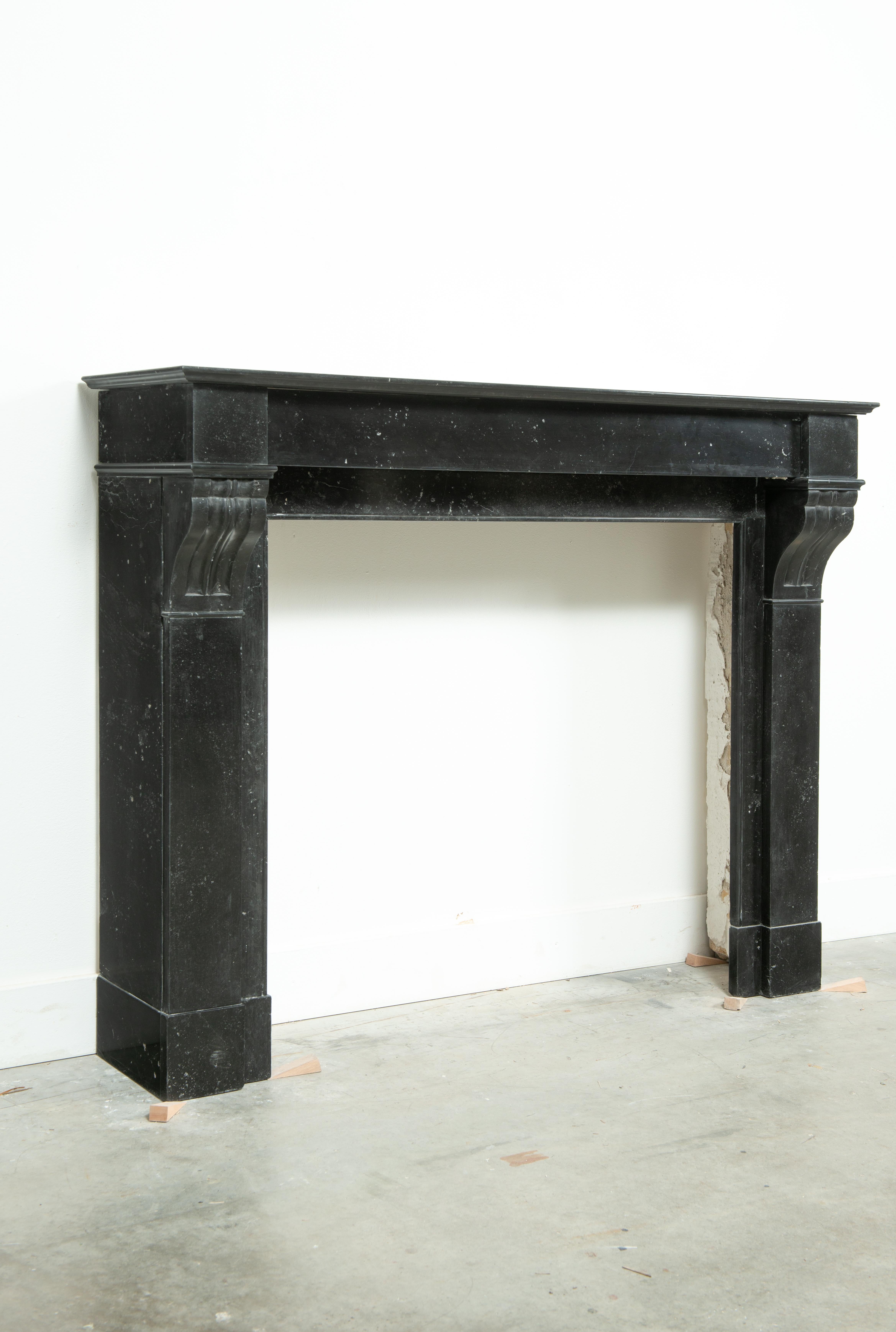 Piccolo caminetto antico con in vendita 11