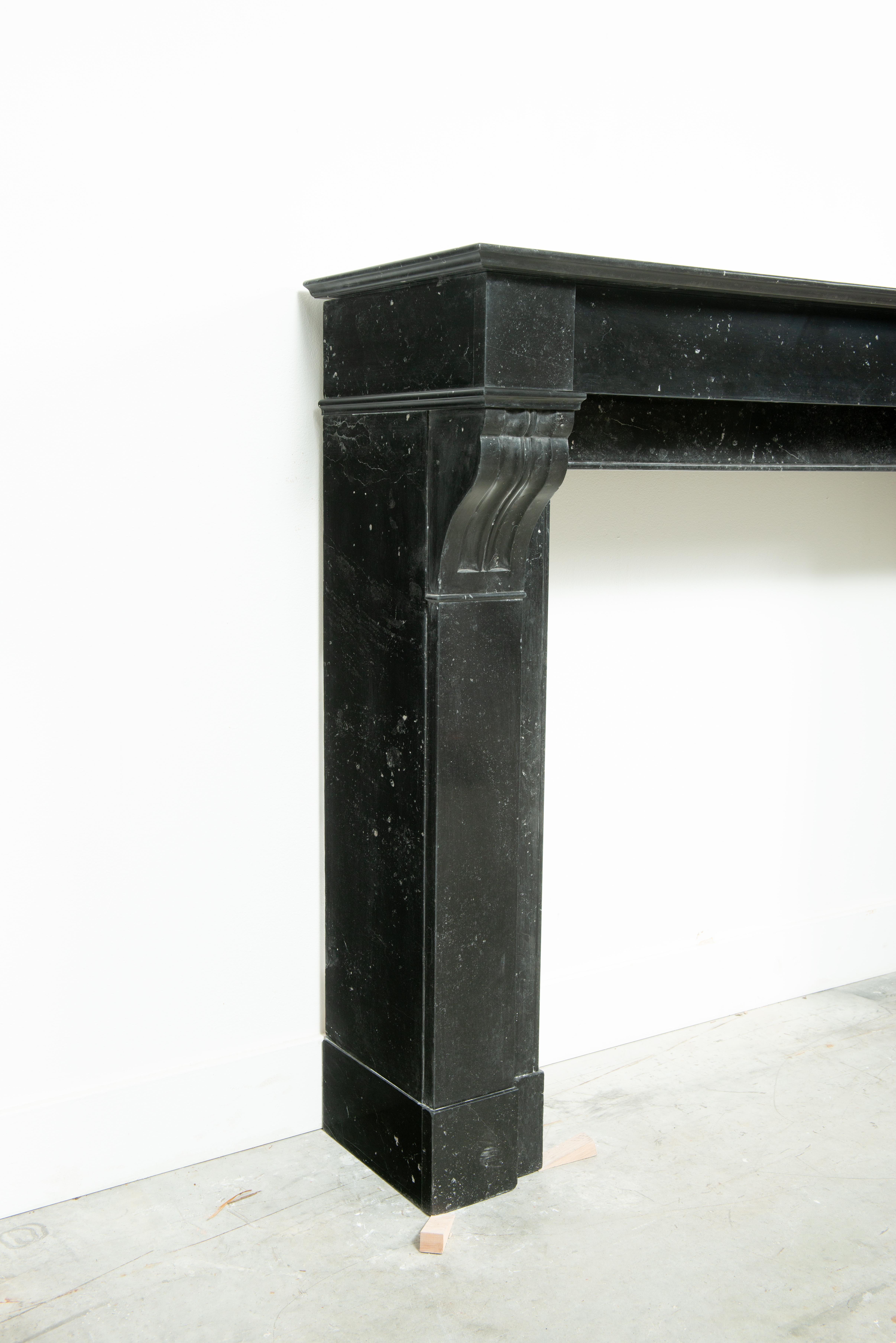 Piccolo caminetto antico con in vendita 12