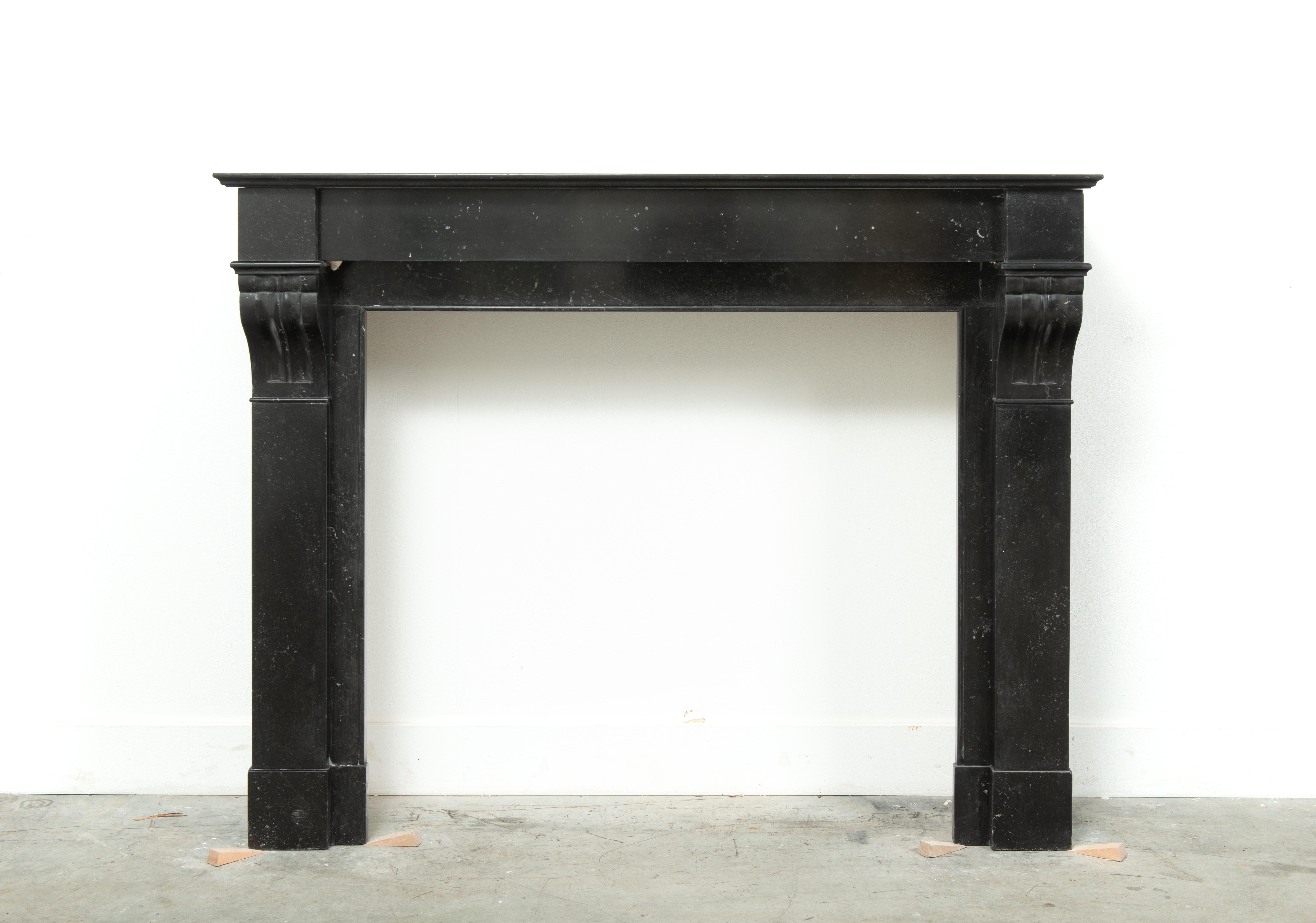 Antico caminetto a mensola in marmo nero con inclusioni di fossili

Offerto da Schermerhorn Antique Fireplaces

Questo elegante camino in marmo nero del XIX secolo è un pezzo sofisticato e senza tempo, realizzato con linee architettoniche pulite e