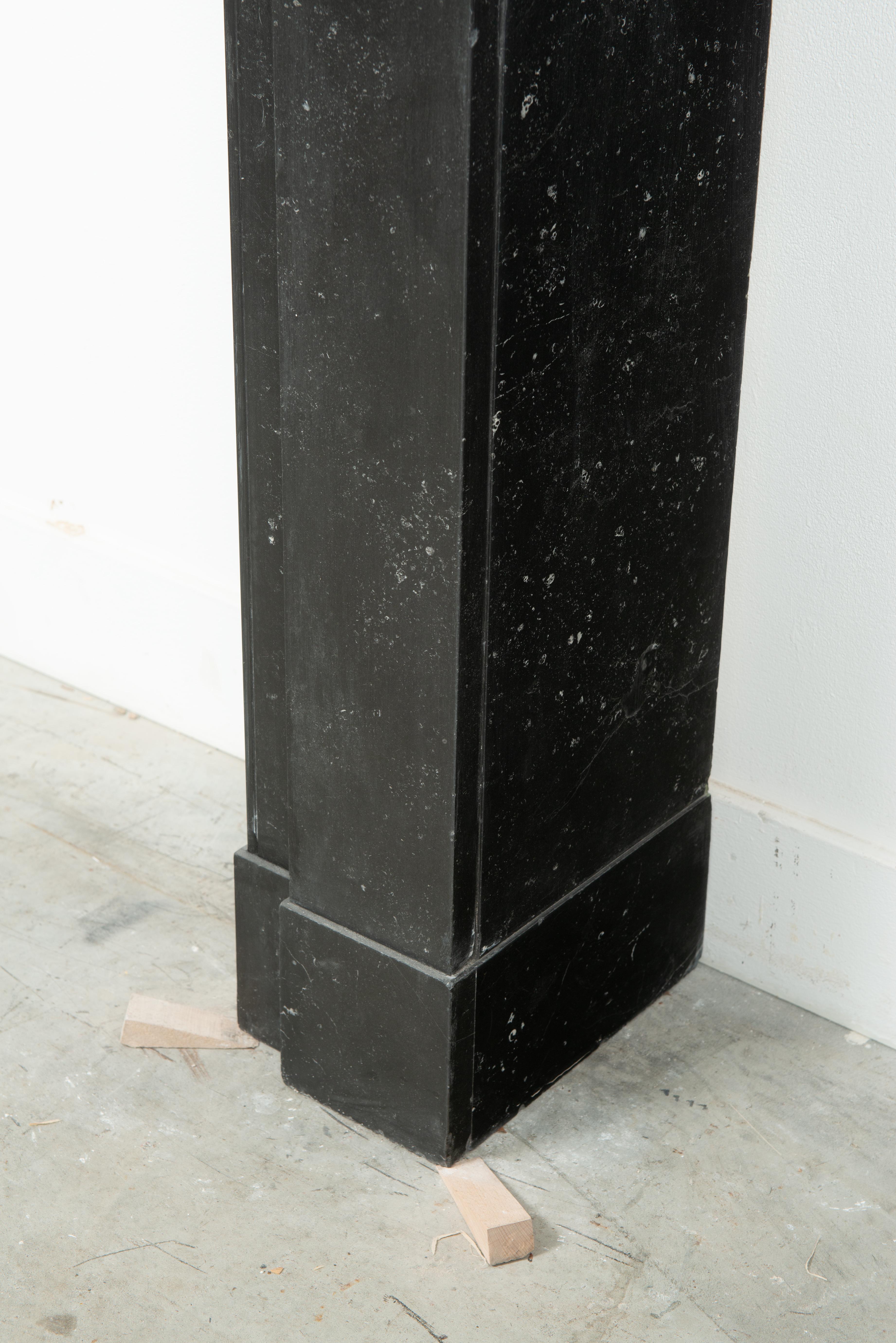 Marmo Piccolo caminetto antico con in vendita