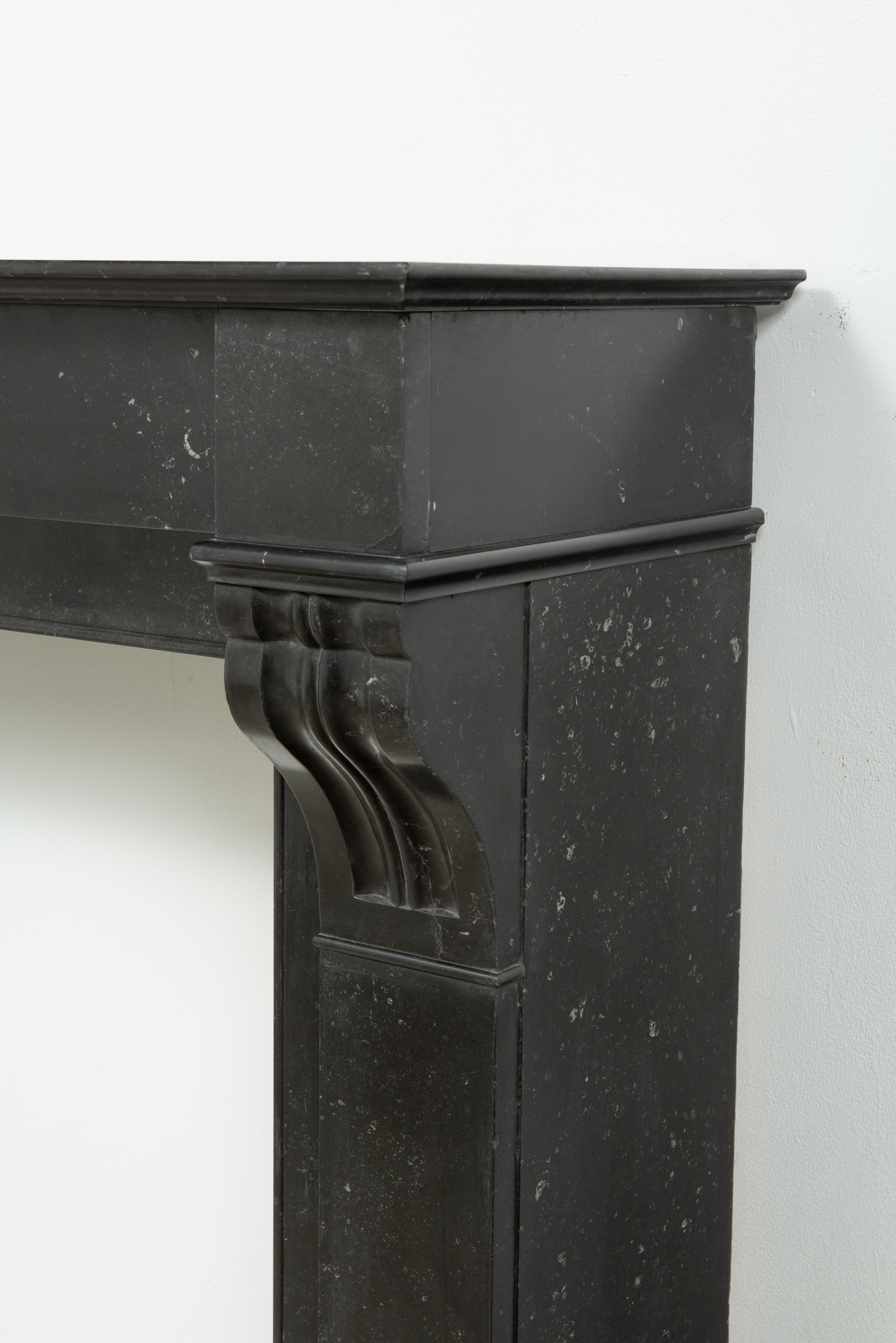 Piccolo caminetto antico con in vendita 1