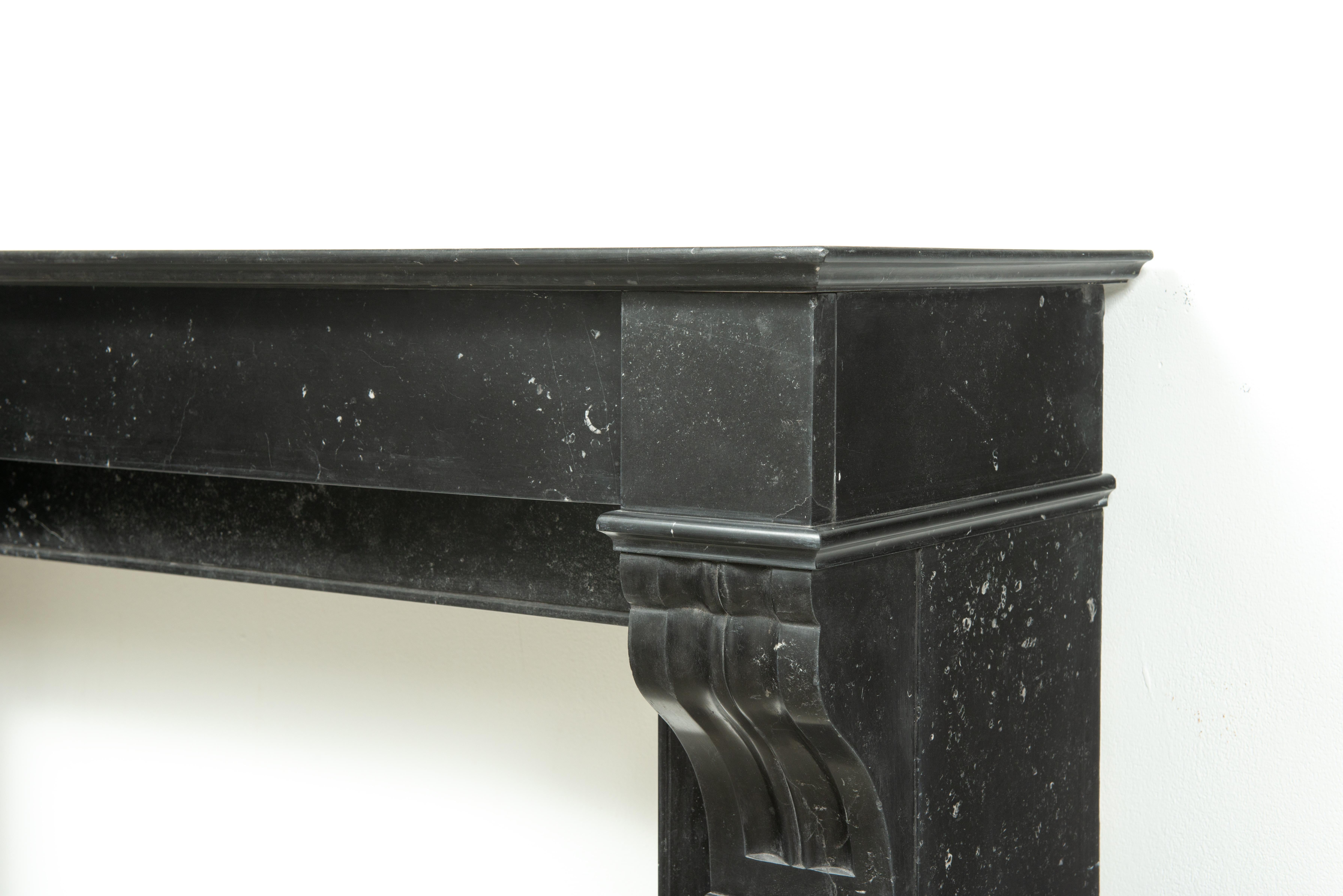 Piccolo caminetto antico con in vendita 2