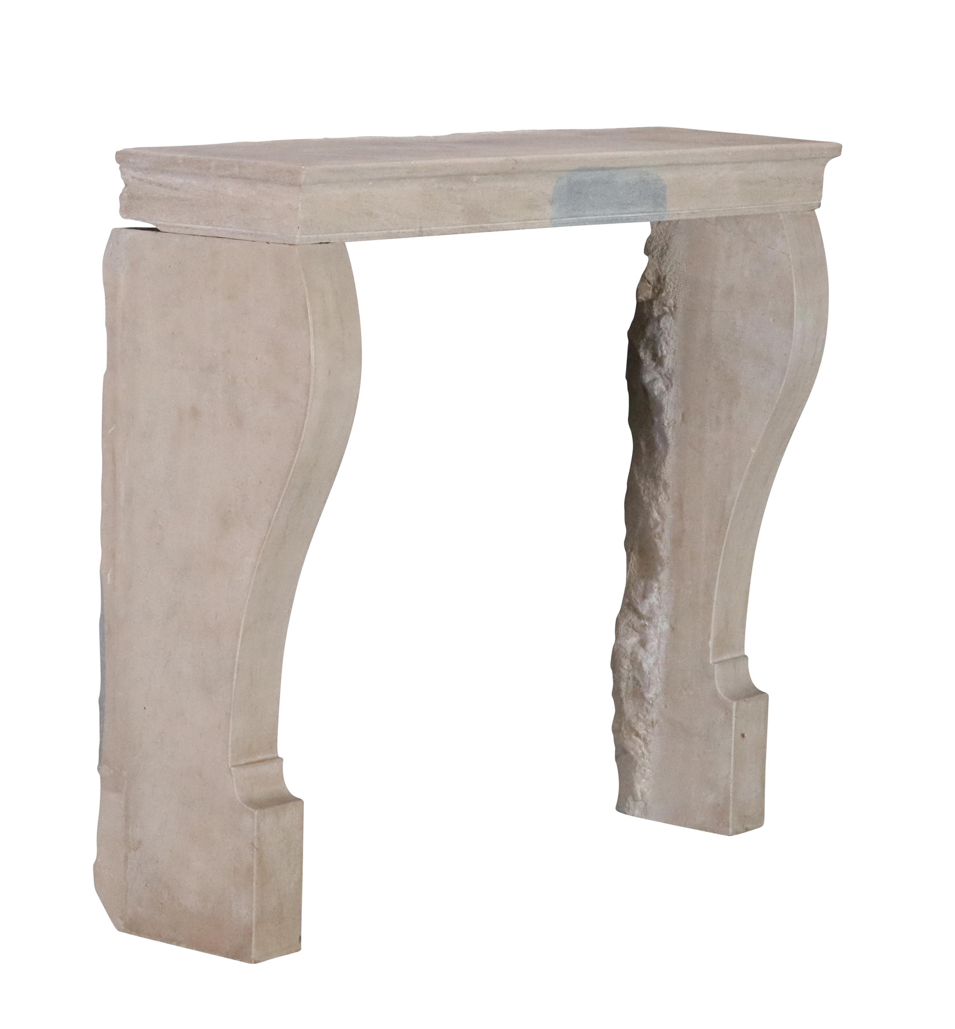 Petit manteau de cheminée antique pour The Modernity Timeless Living en vente 2