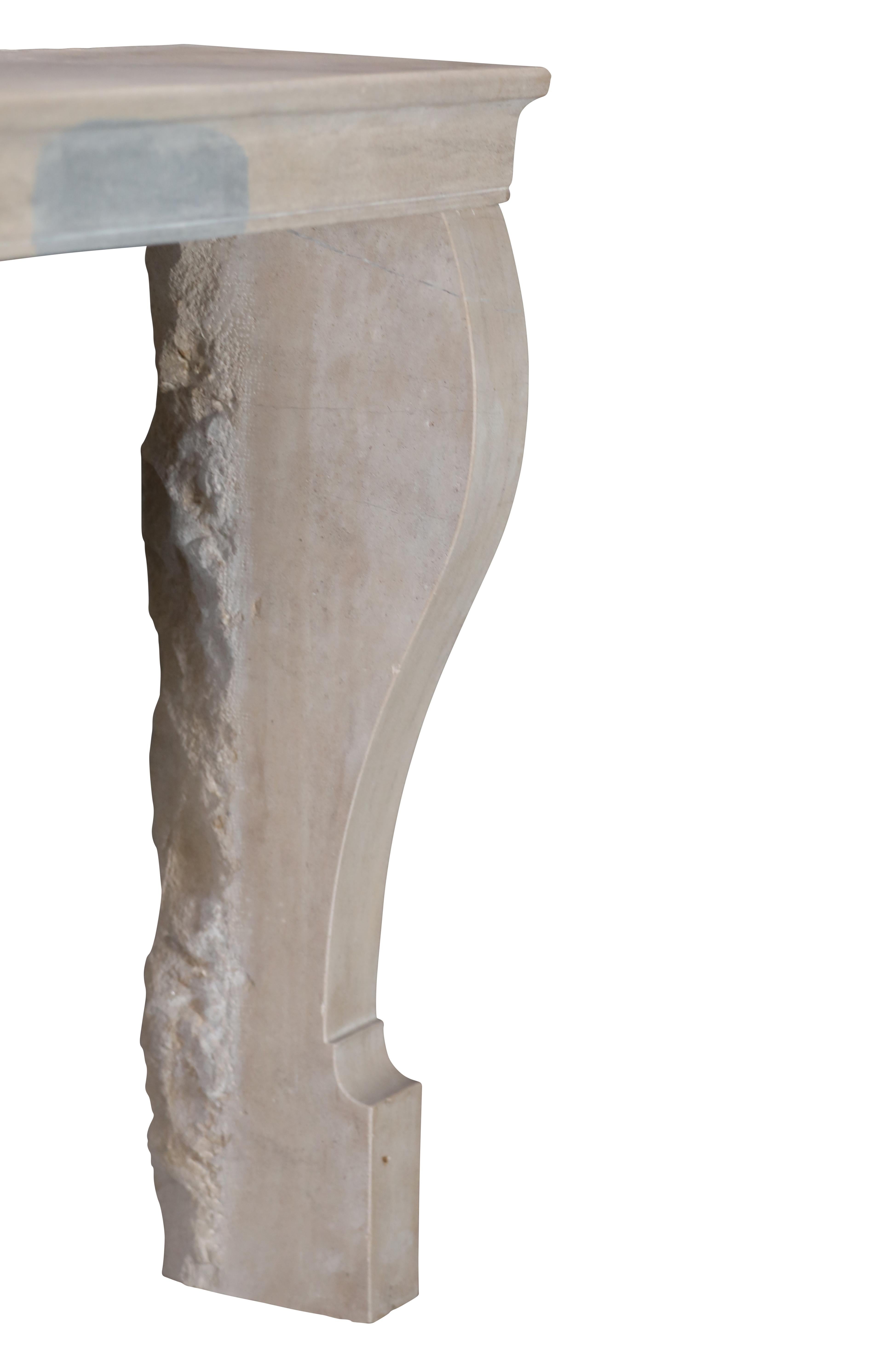 Petit manteau de cheminée antique pour The Modernity Timeless Living en vente 3