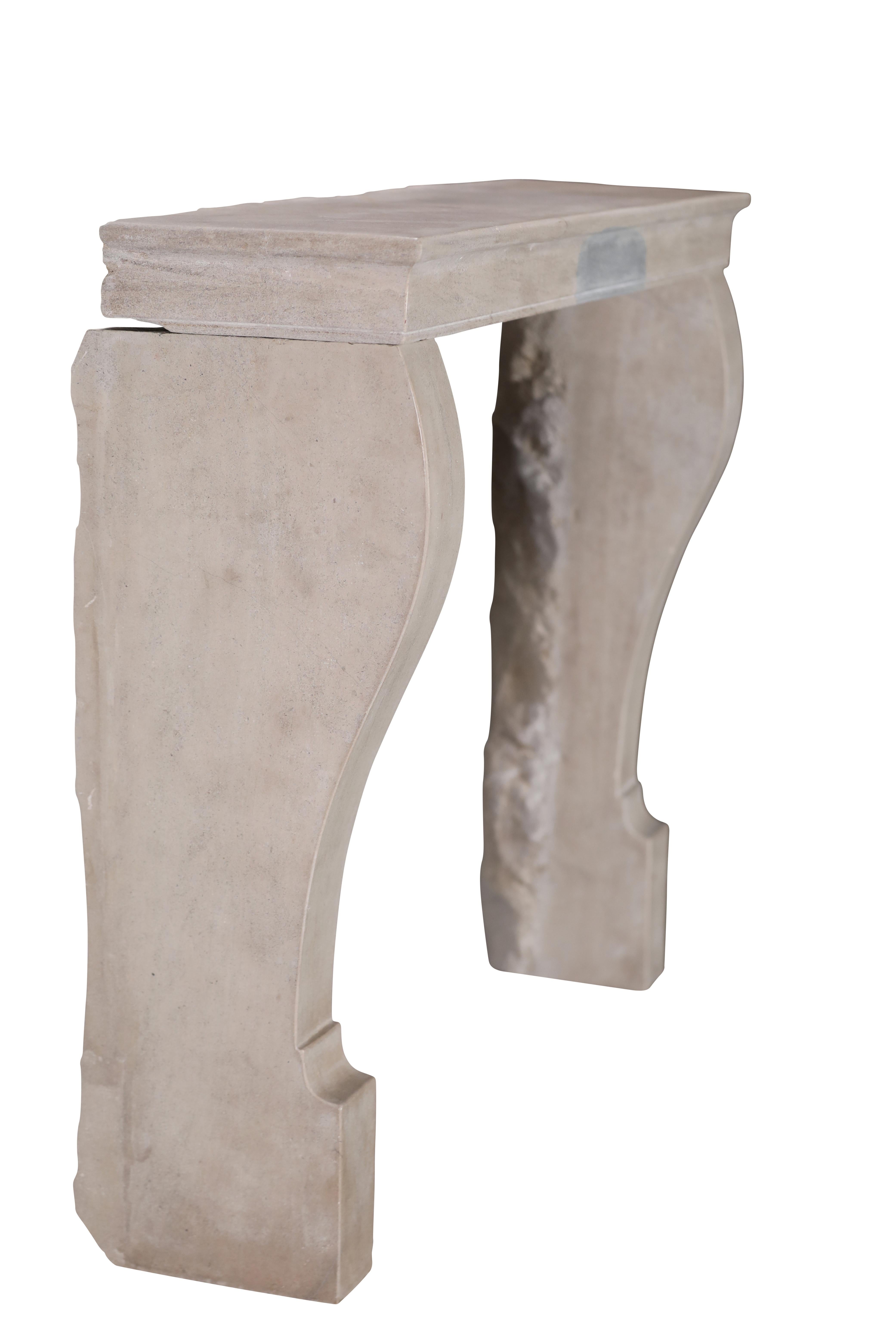 Petit manteau de cheminée antique pour The Modernity Timeless Living en vente 4
