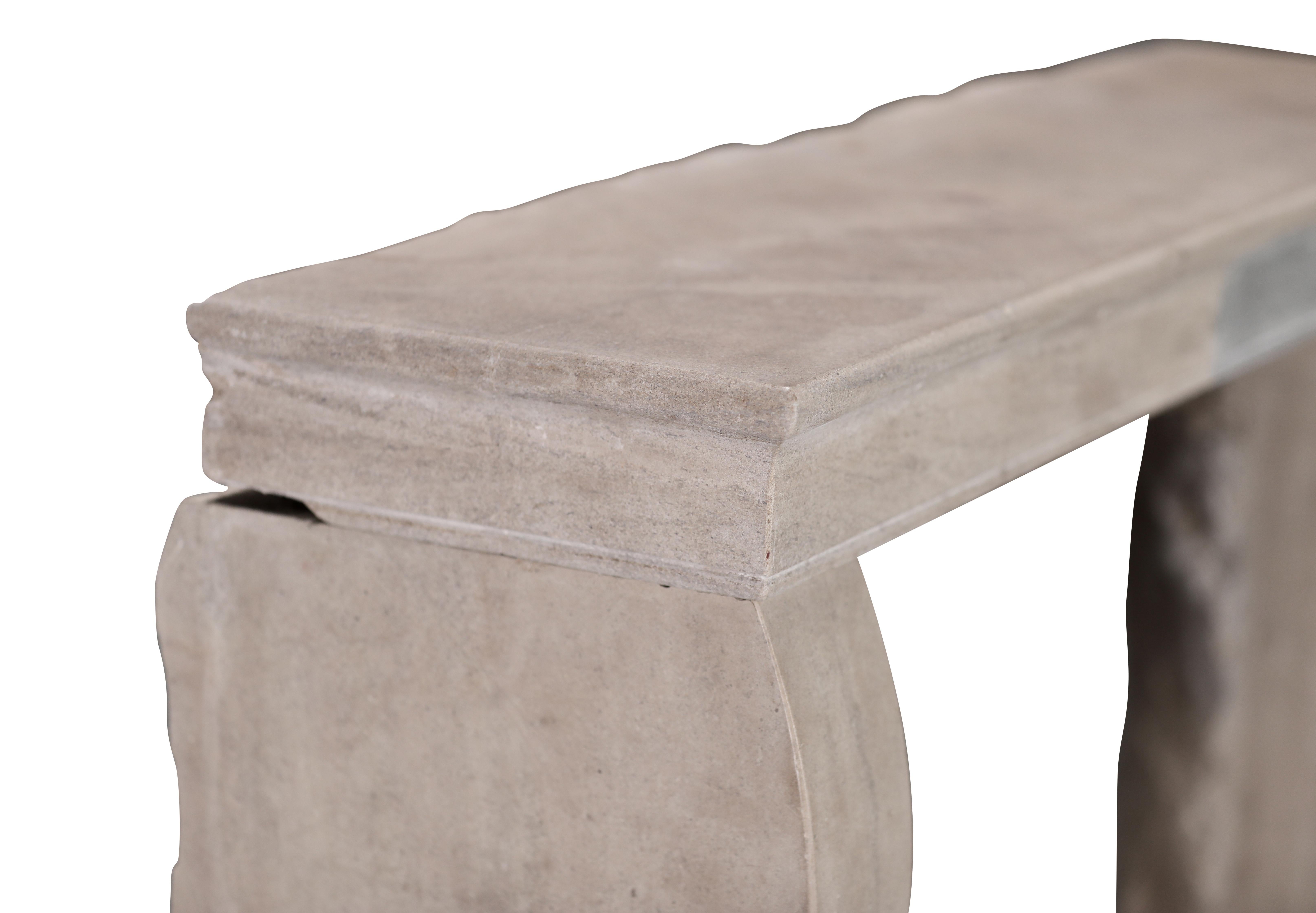 Petit manteau de cheminée antique pour The Modernity Timeless Living en vente 5