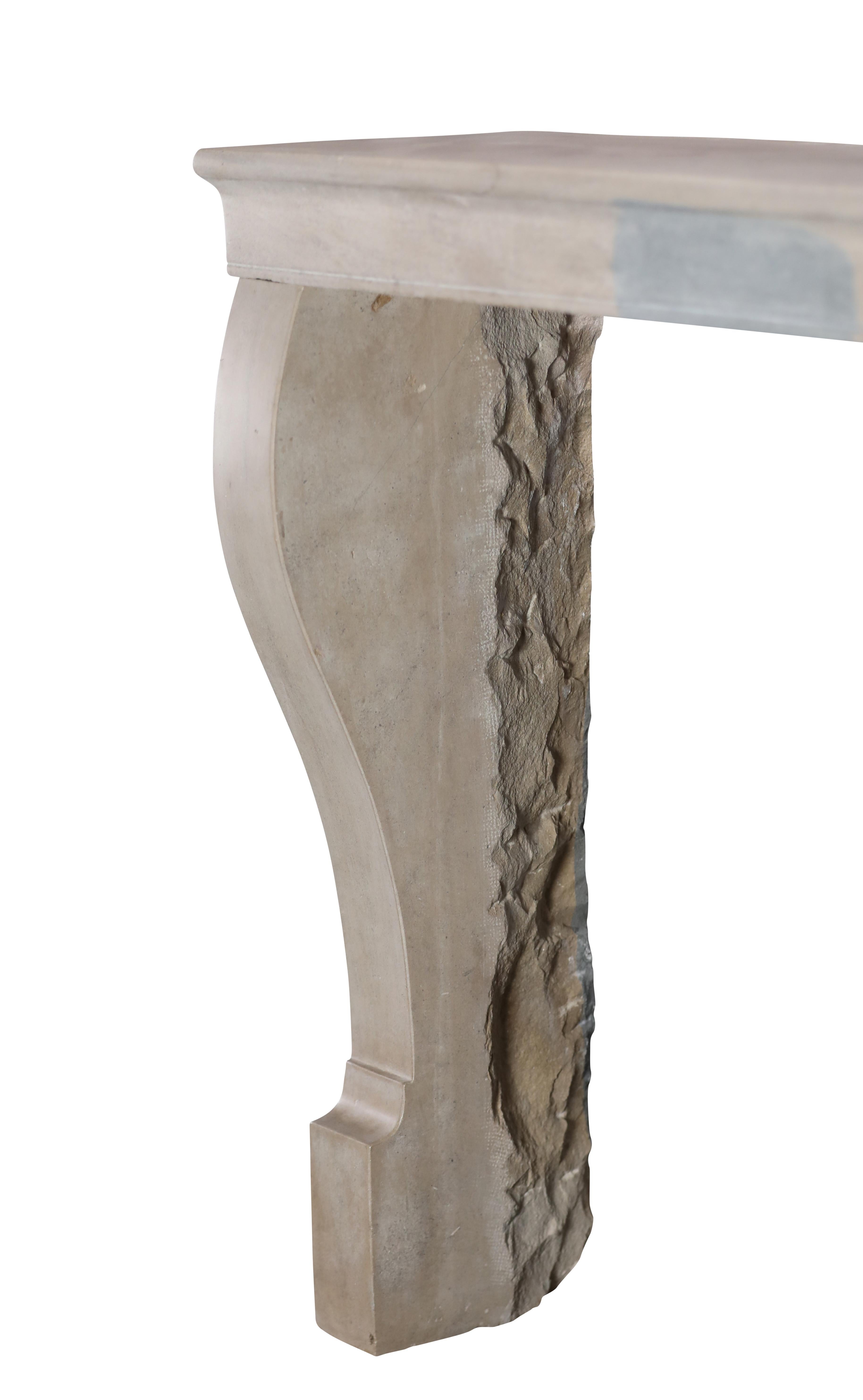 Petit manteau de cheminée antique pour The Modernity Timeless Living en vente 6