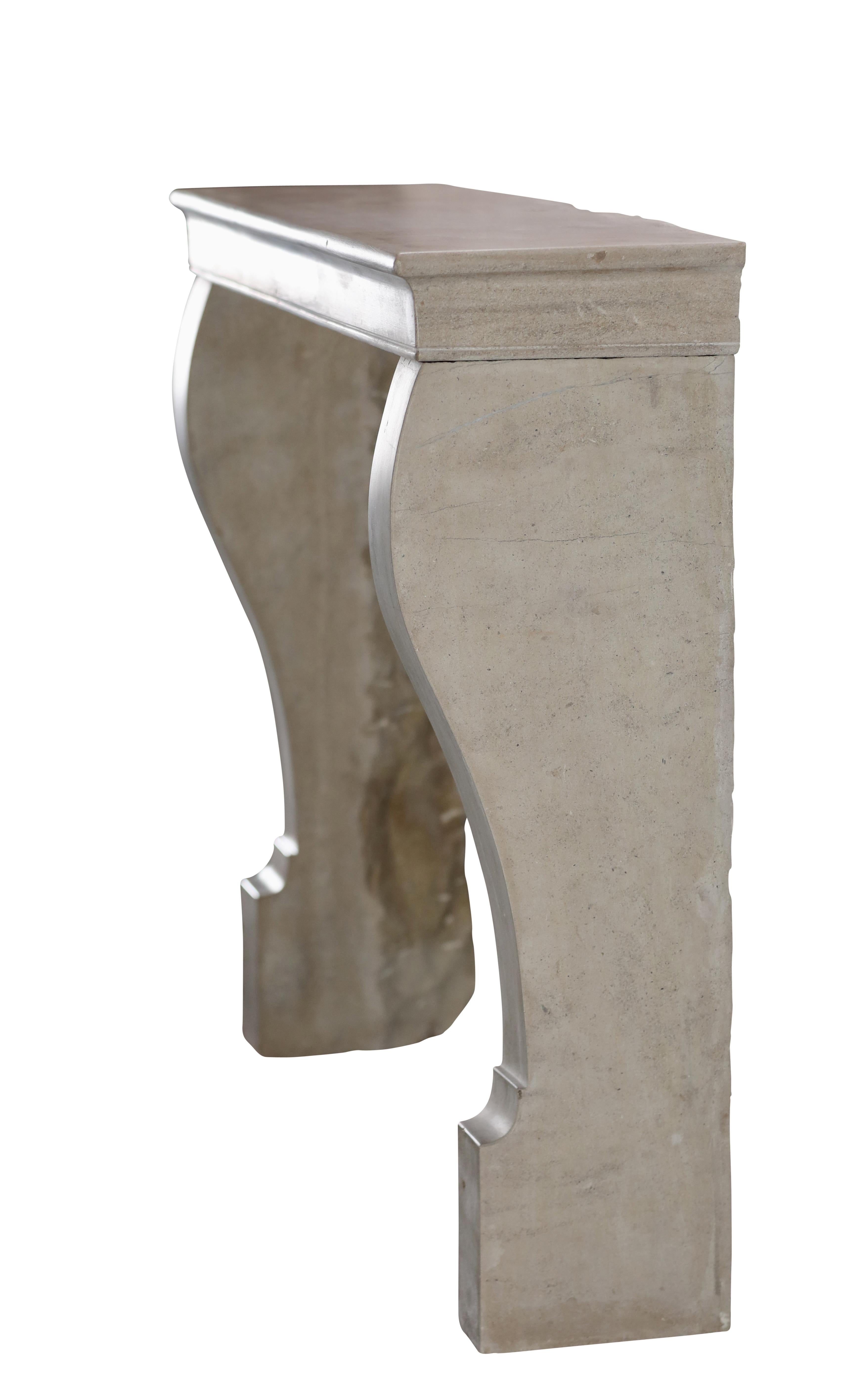 Petit manteau de cheminée antique pour The Modernity Timeless Living en vente 7