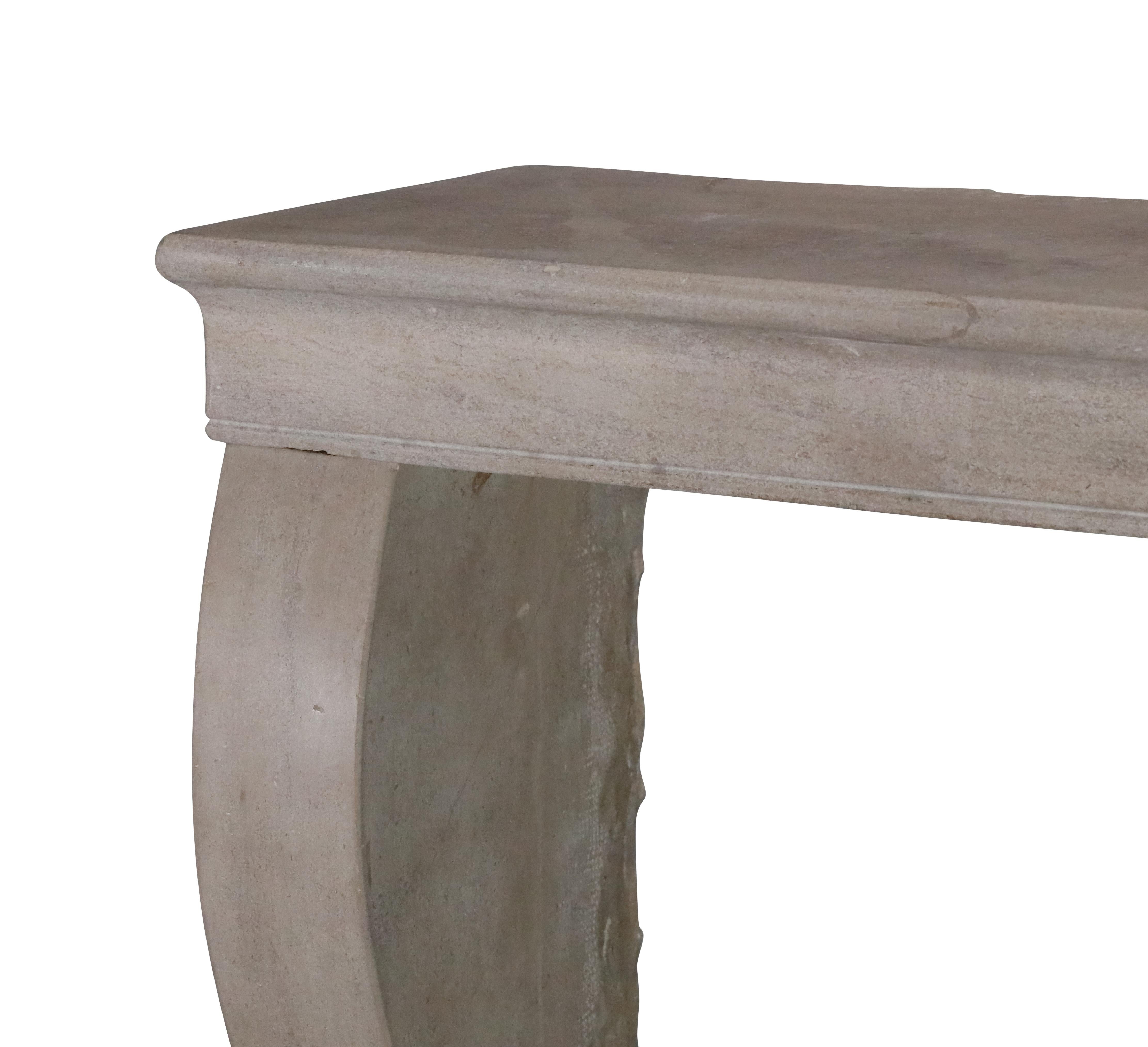 Sculpté à la main Petit manteau de cheminée antique pour The Modernity Timeless Living en vente