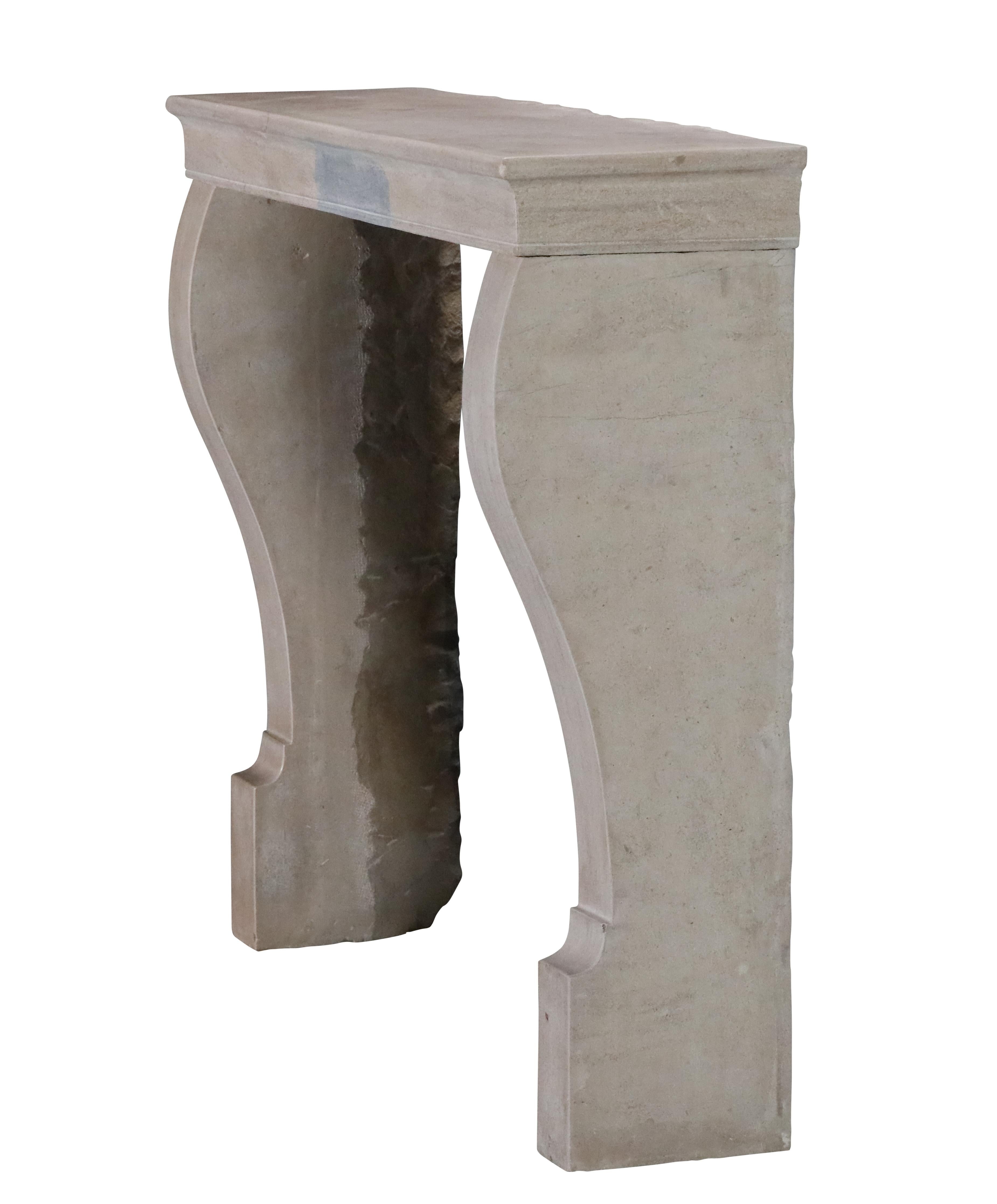 XIXe siècle Petit manteau de cheminée antique pour The Modernity Timeless Living en vente