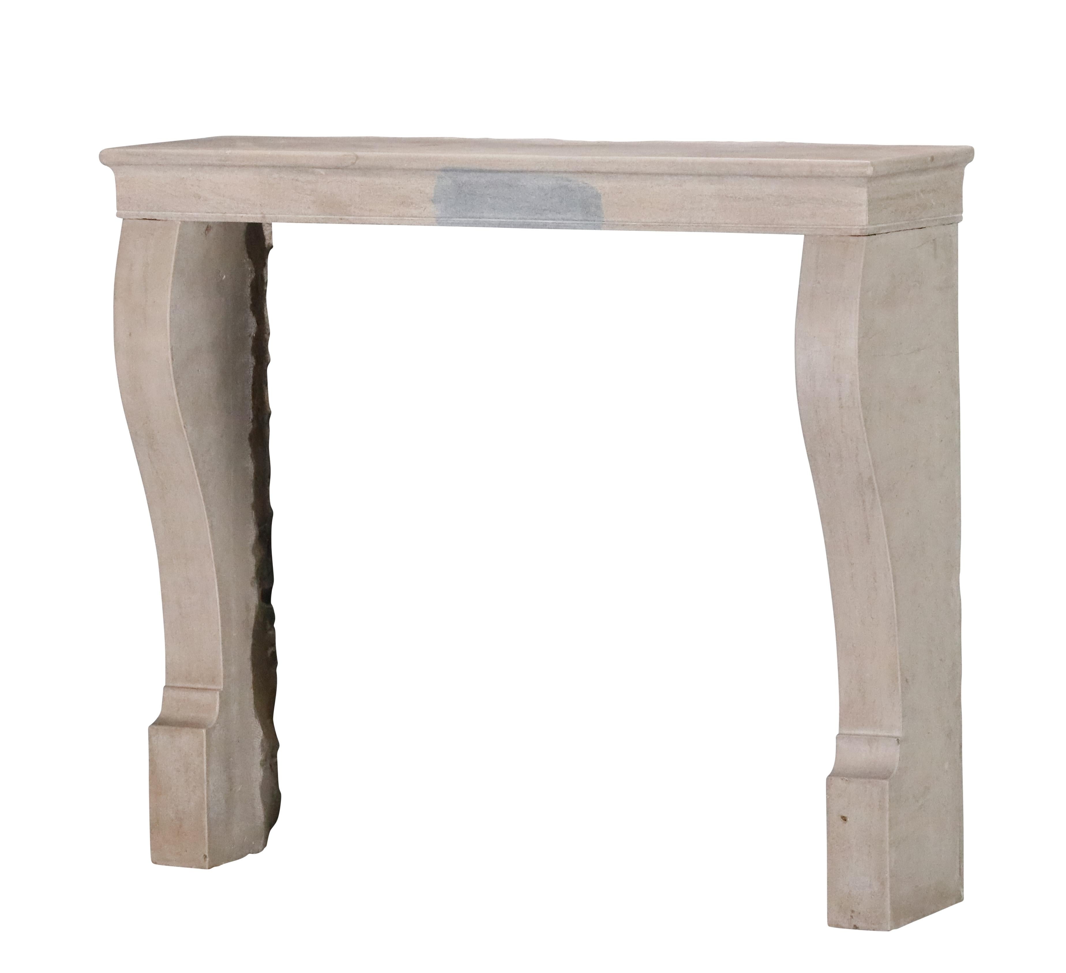 Pierre Petit manteau de cheminée antique pour The Modernity Timeless Living en vente