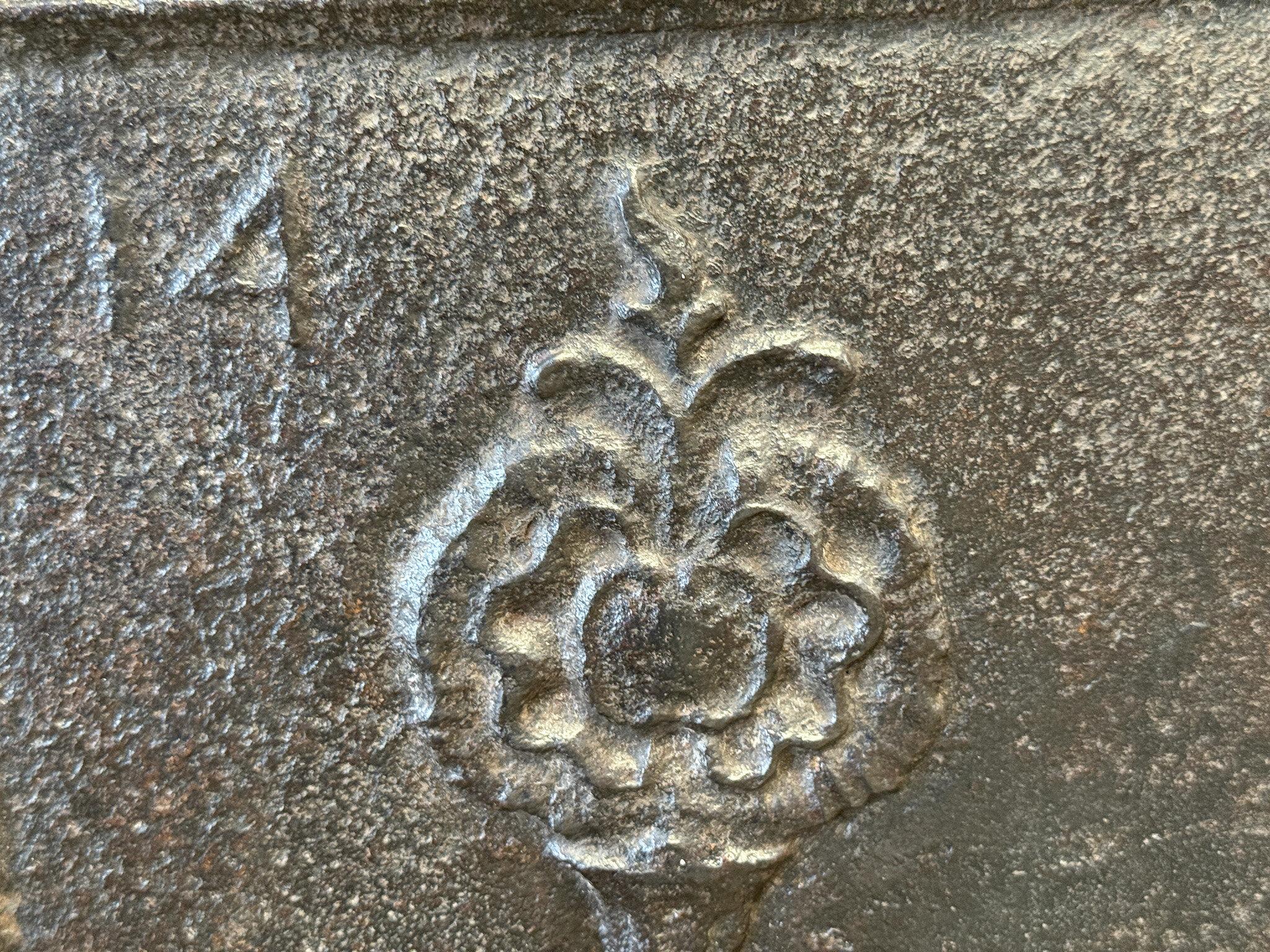 Fino al XVIII secolo Piccolo cesto di fiori antico per caminetto, 18° secolo in vendita