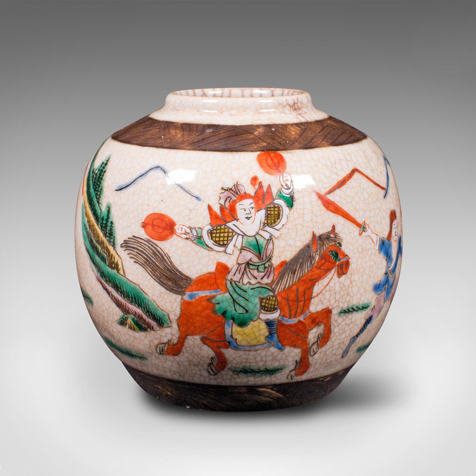 Il s'agit d'un petit vase à fleurs antique. Une urne japonaise en céramique, datant de la période Edo, vers 1850.

Le goût antique japonais fort présente un attrait distinctif
Affiche une patine vieillie désirable et en bon état
