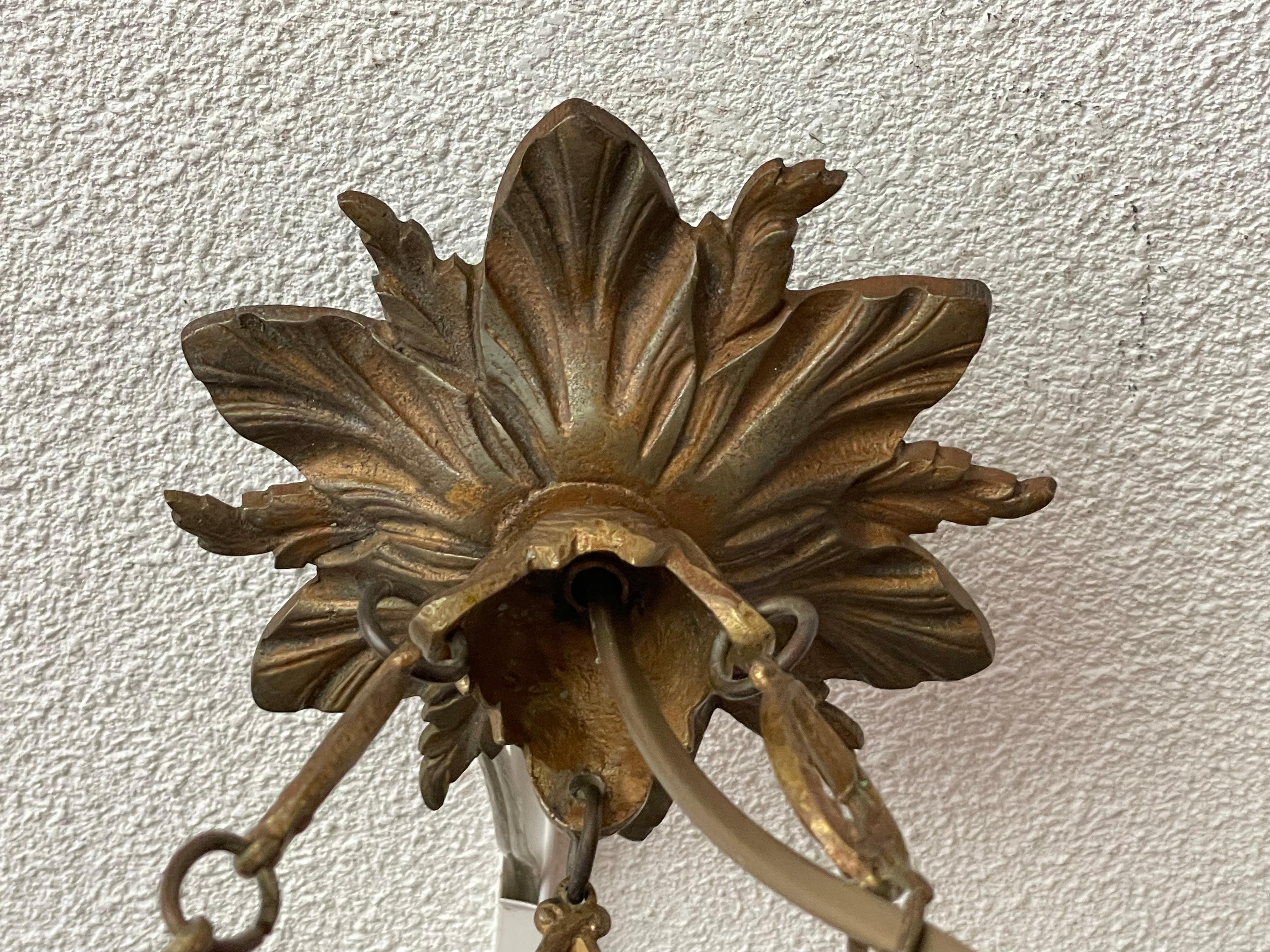 Petit pendentif en albâtre français antique w. Rosettes dorées, chaîne en bronze et baldaquin en vente 7