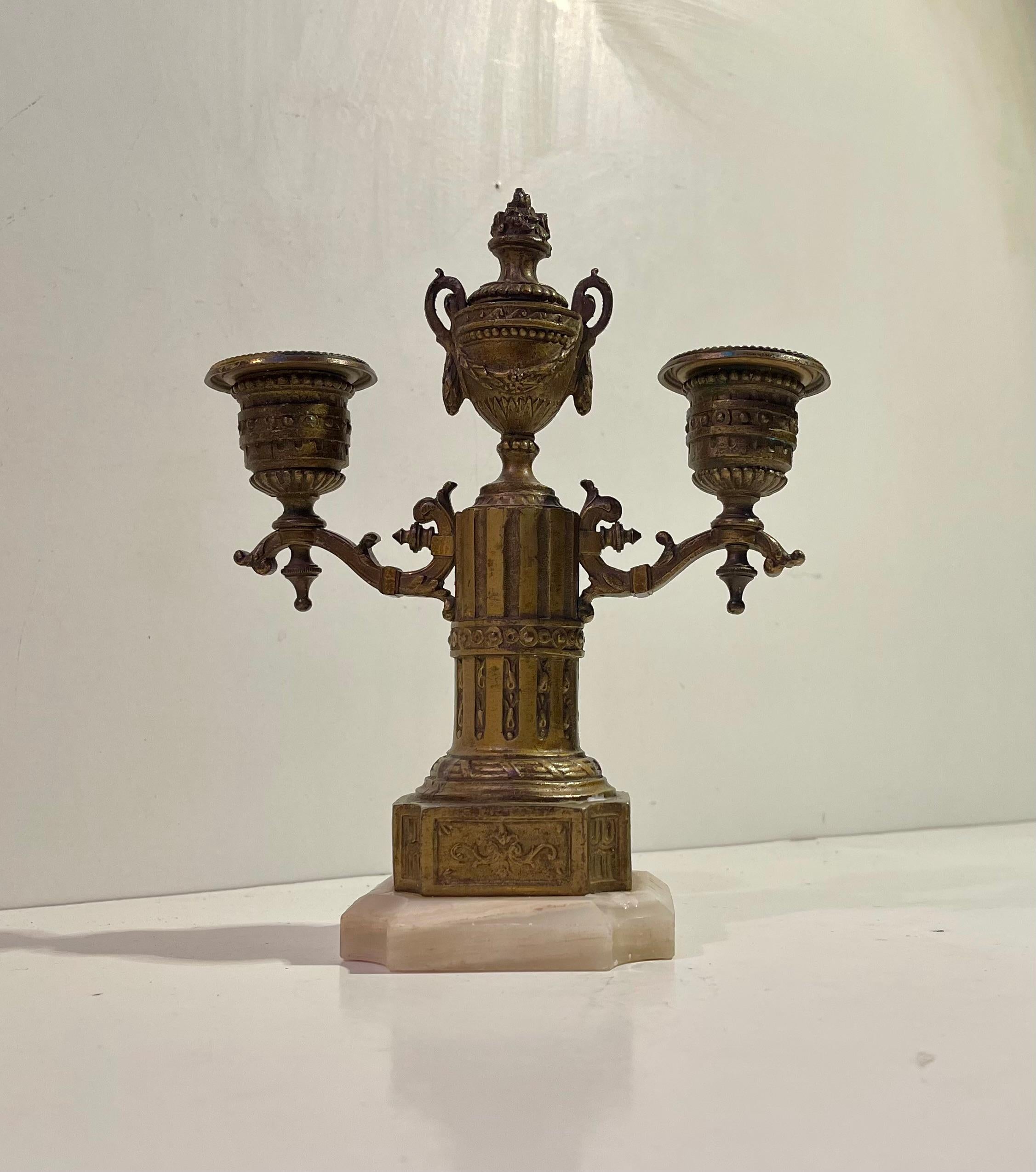 Francese Piccolo candelabro francese antico in bronzo dorato, stile Luigi XVI in vendita