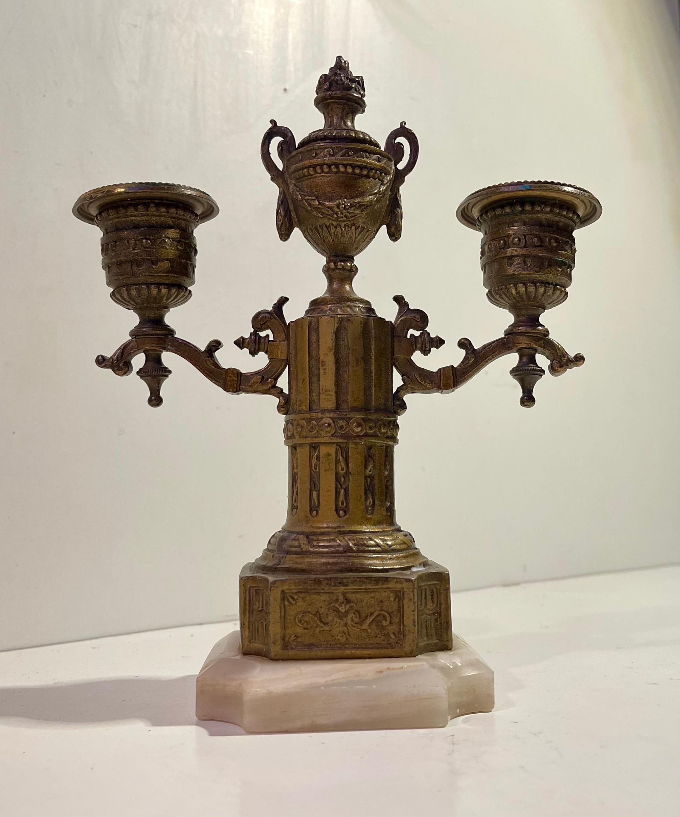 Piccolo candelabro francese antico in bronzo dorato, stile Luigi XVI In condizioni buone in vendita a Esbjerg, DK