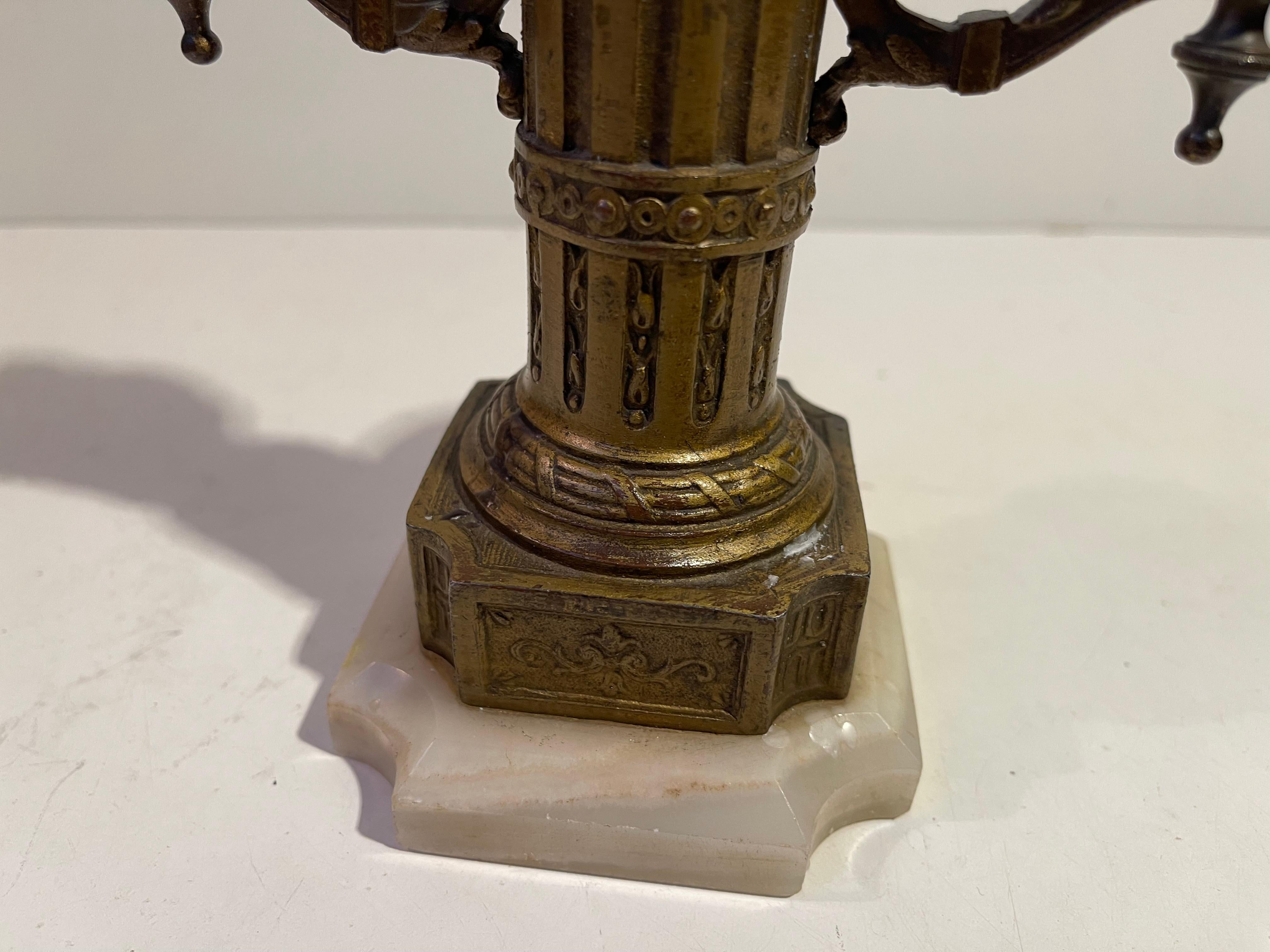 XIX secolo Piccolo candelabro francese antico in bronzo dorato, stile Luigi XVI in vendita