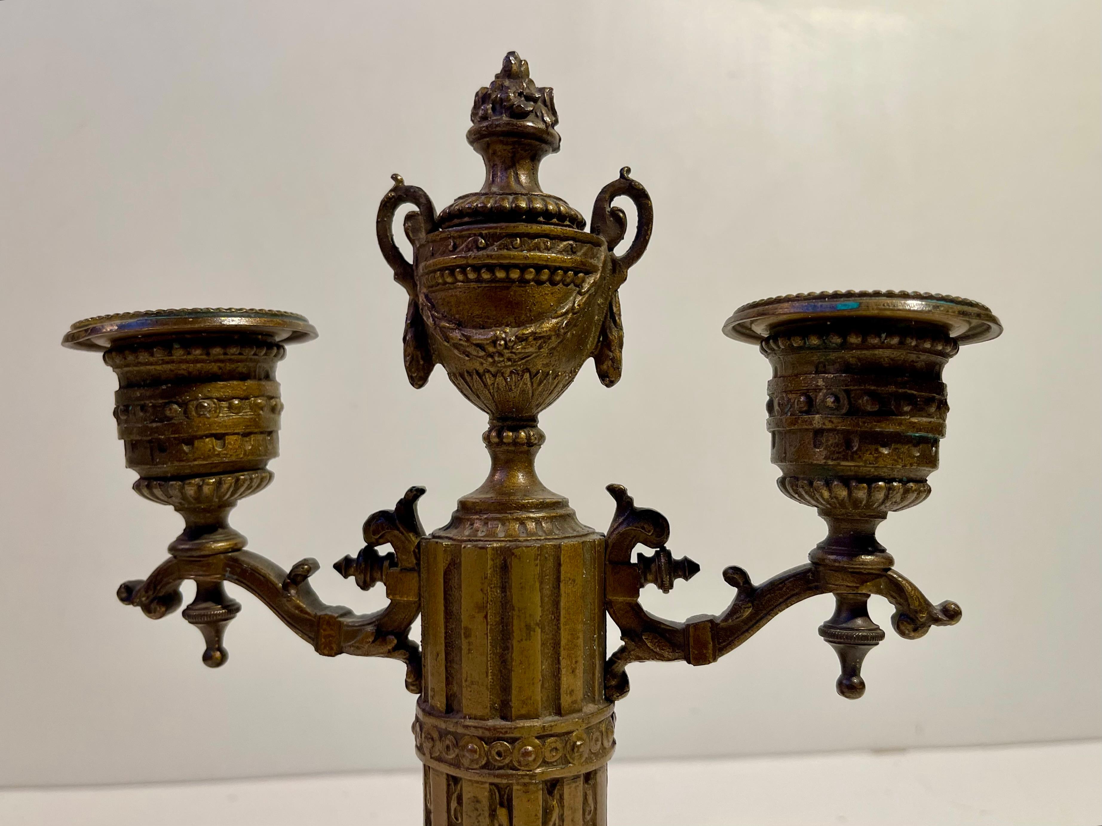 Bronzo Piccolo candelabro francese antico in bronzo dorato, stile Luigi XVI in vendita