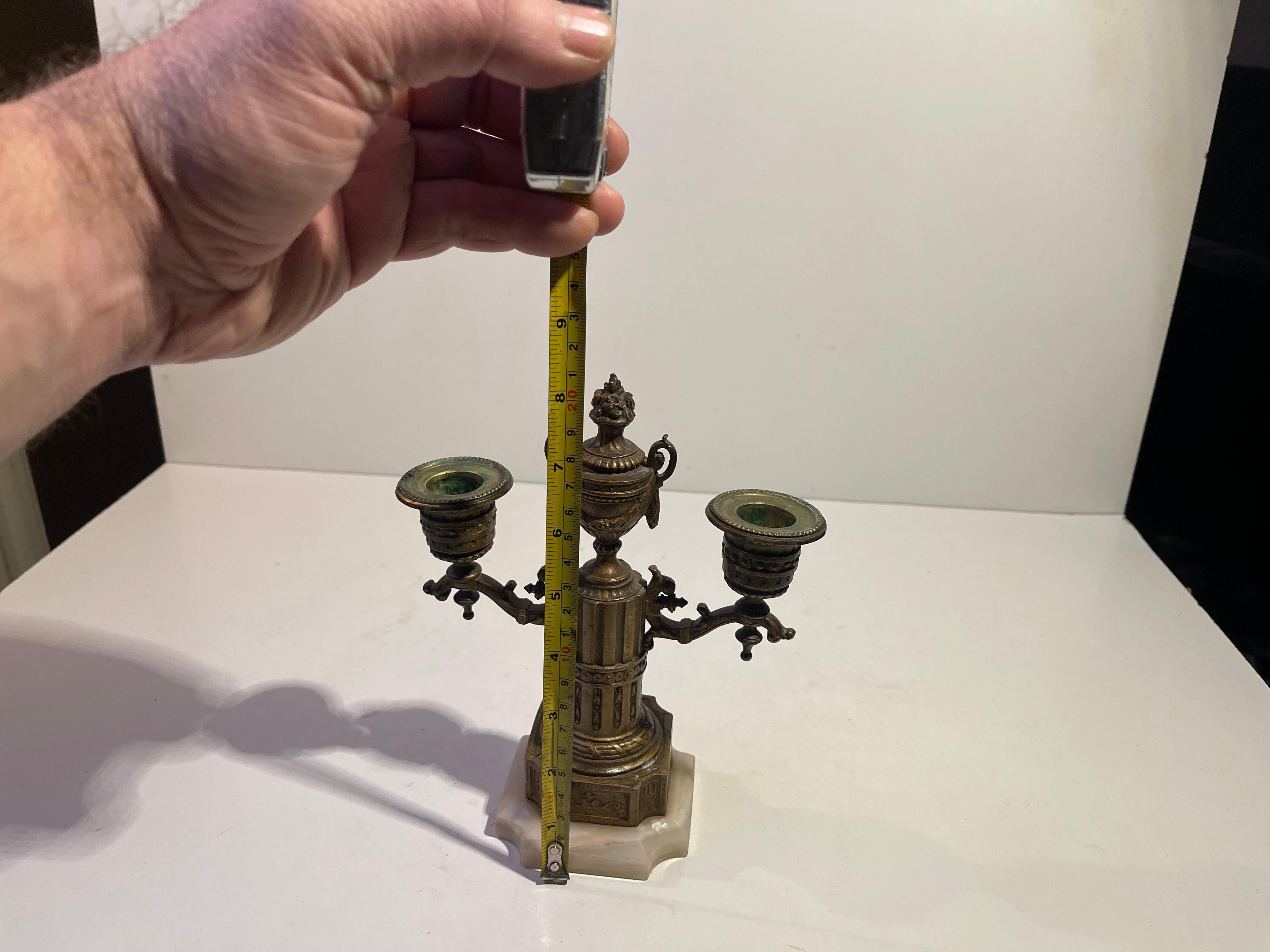Piccolo candelabro francese antico in bronzo dorato, stile Luigi XVI in vendita 1