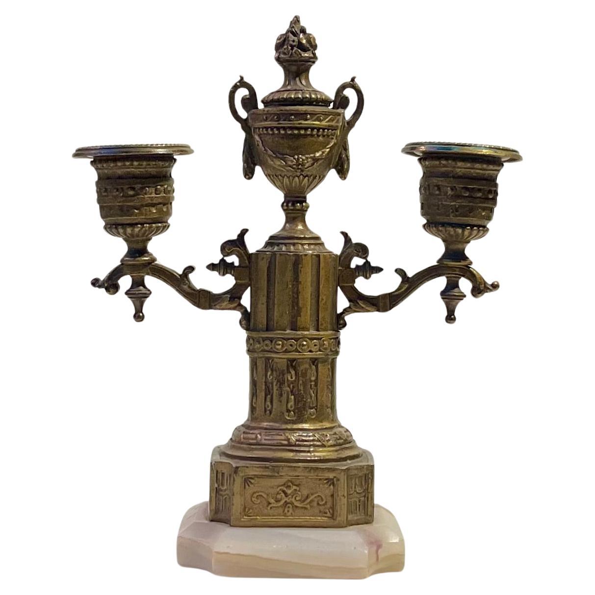 Piccolo candelabro francese antico in bronzo dorato, stile Luigi XVI