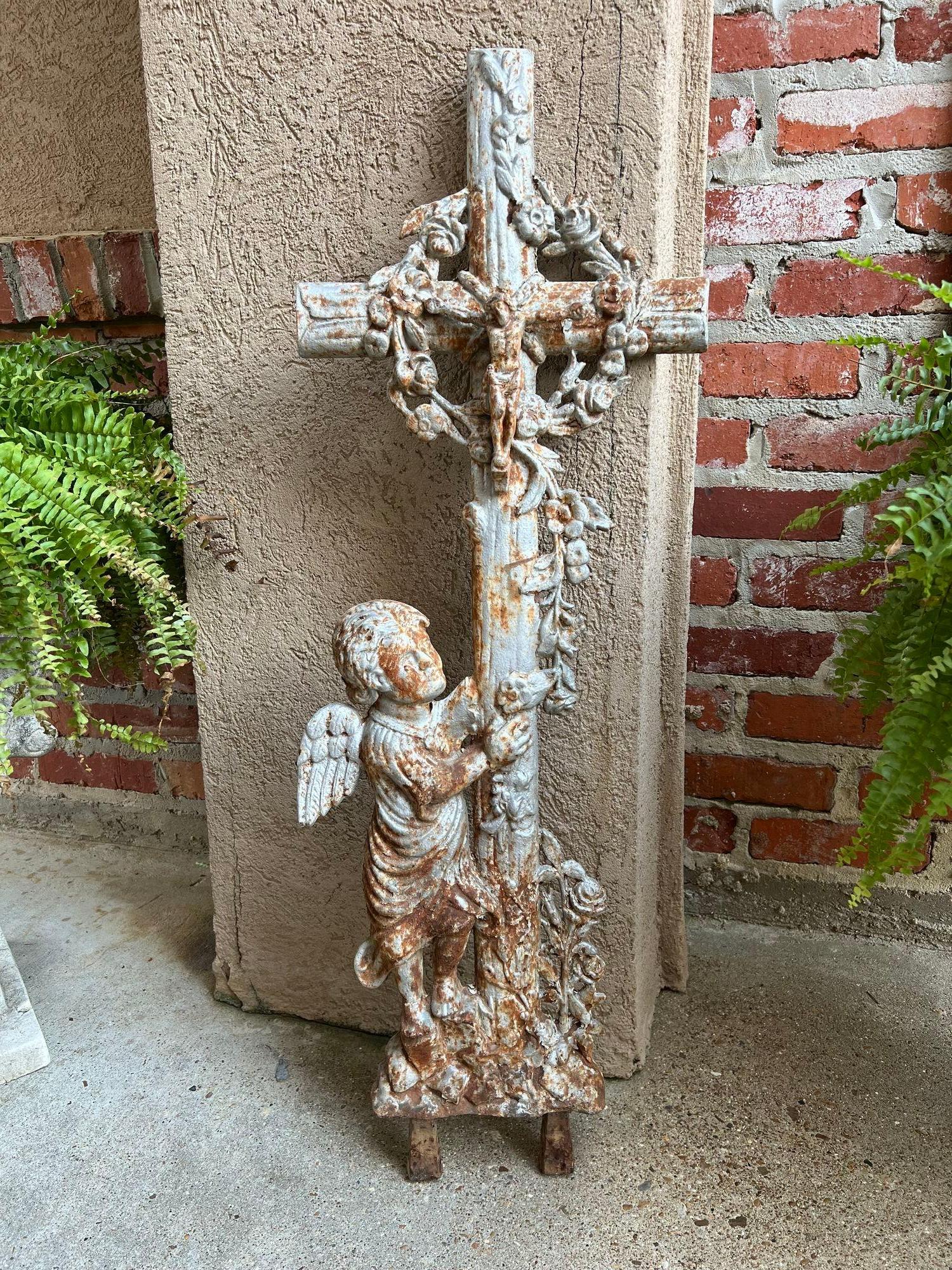 SMALL Antike französische Gusseisen-Friedhofkreuz-Kreuz-Kreuz-Kreuz-Kinder-Engel-Gartenkapelle (Französisch) im Angebot