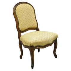 Piccola sedia da boudoir in noce intagliato di Antique French Country stile Luigi XV