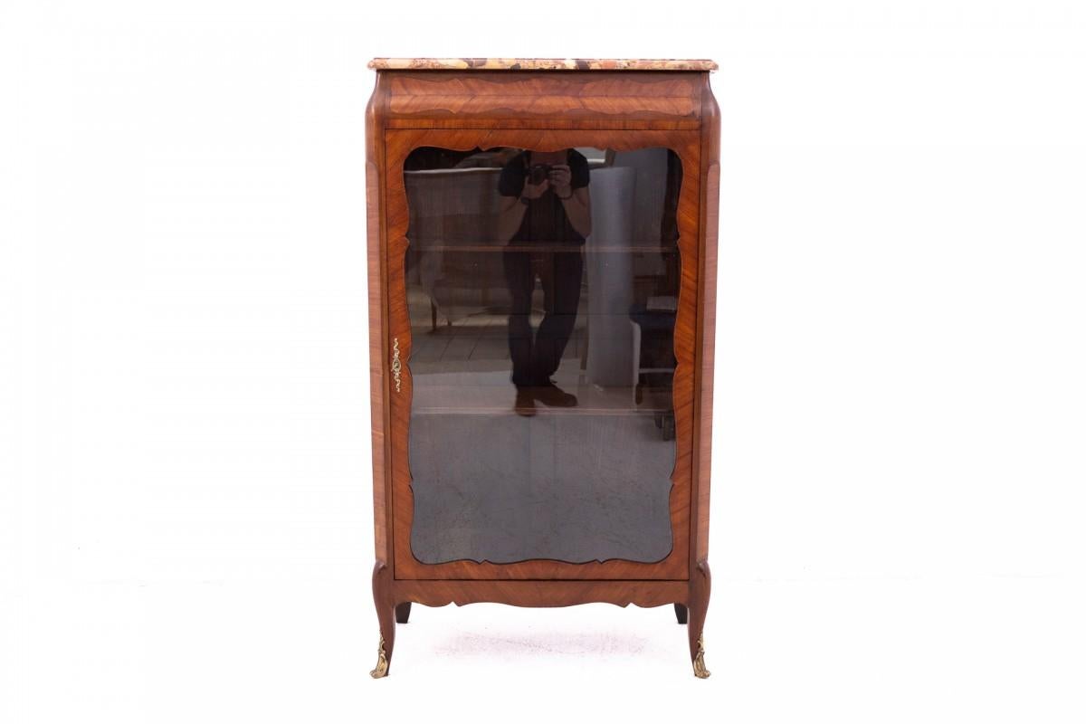 Antique display cabinet from around 1910, France.

Furniture in very good condition, after professional renovation.

Dimensions: height 146 cm / width 80 cm / depth 36 cm