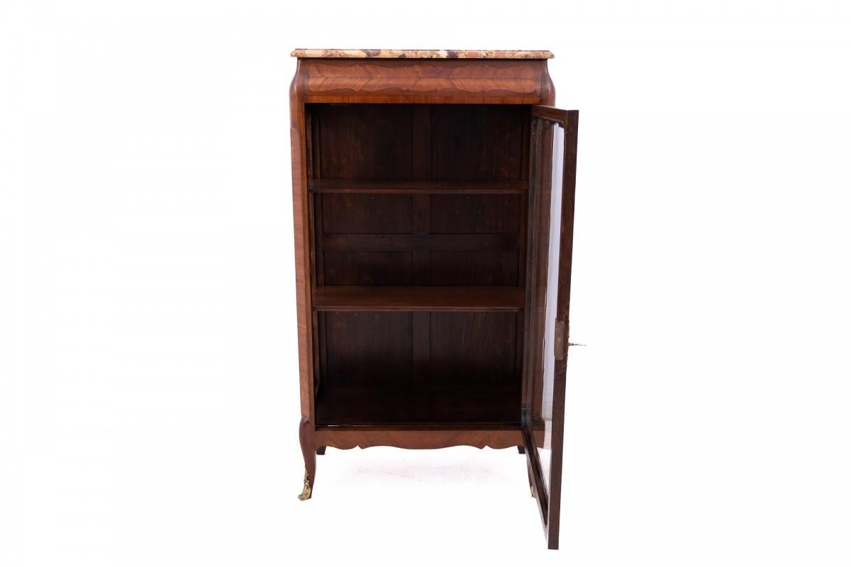 Neoclassical Small antique French display cabinet from around 1910. For Sale