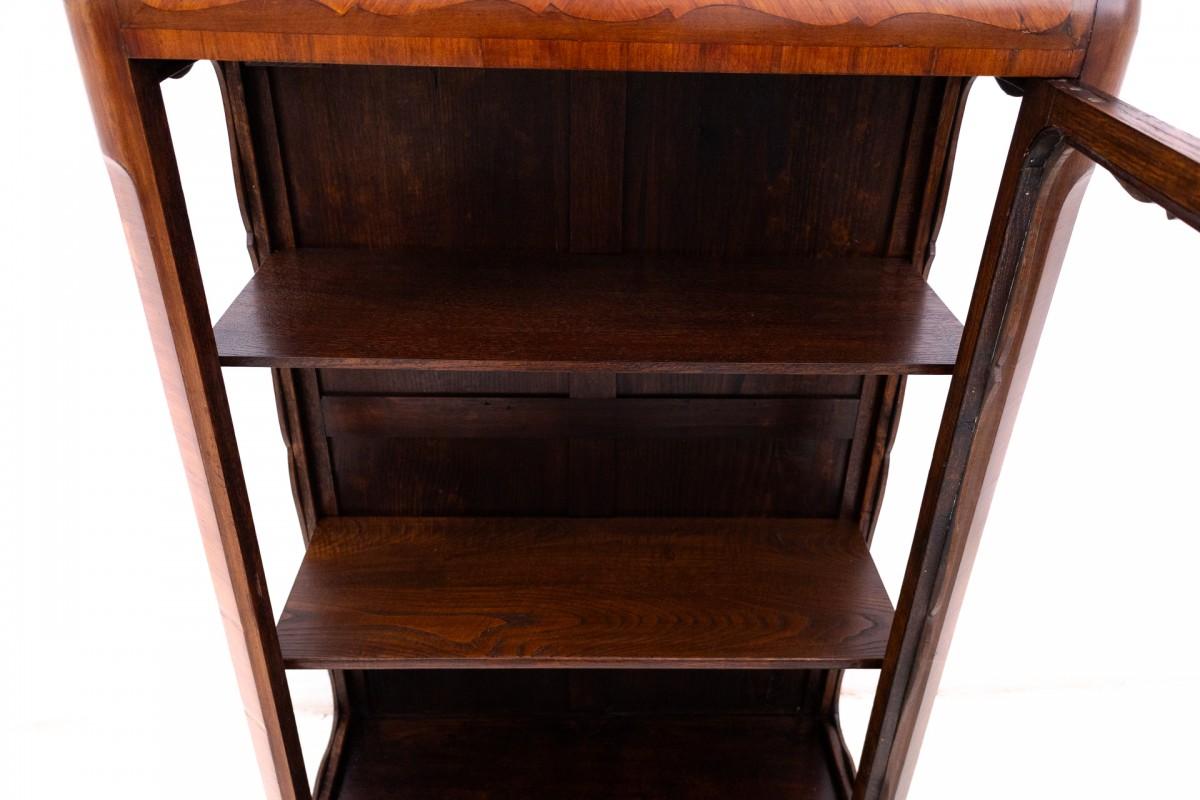 Small antique French display cabinet from around 1910. In Good Condition For Sale In Chorzów, PL