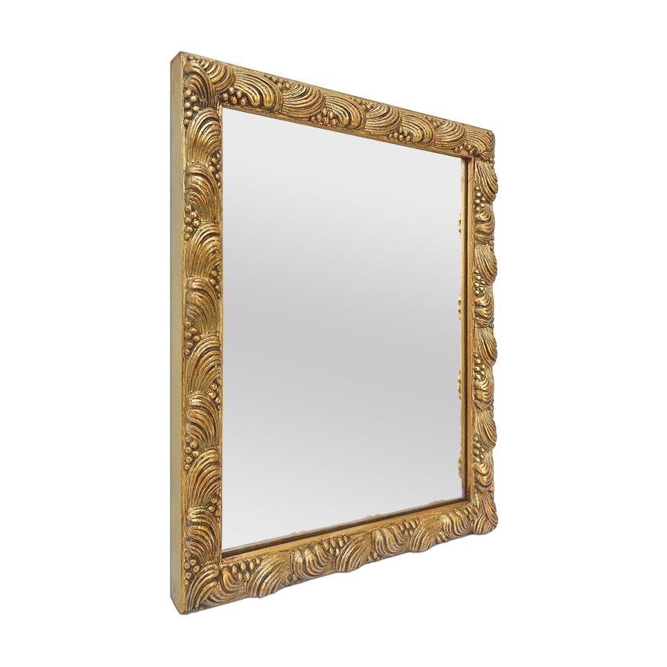 Petit miroir ancien en bois doré, circa 1900. Cadre ancien décoré de coquillages stylisés, dorure d'origine avec patine. (Largeur du cadre : 2,5 cm /  0.98 in.) Miroir moderne en verre. Dos en bois ancien.