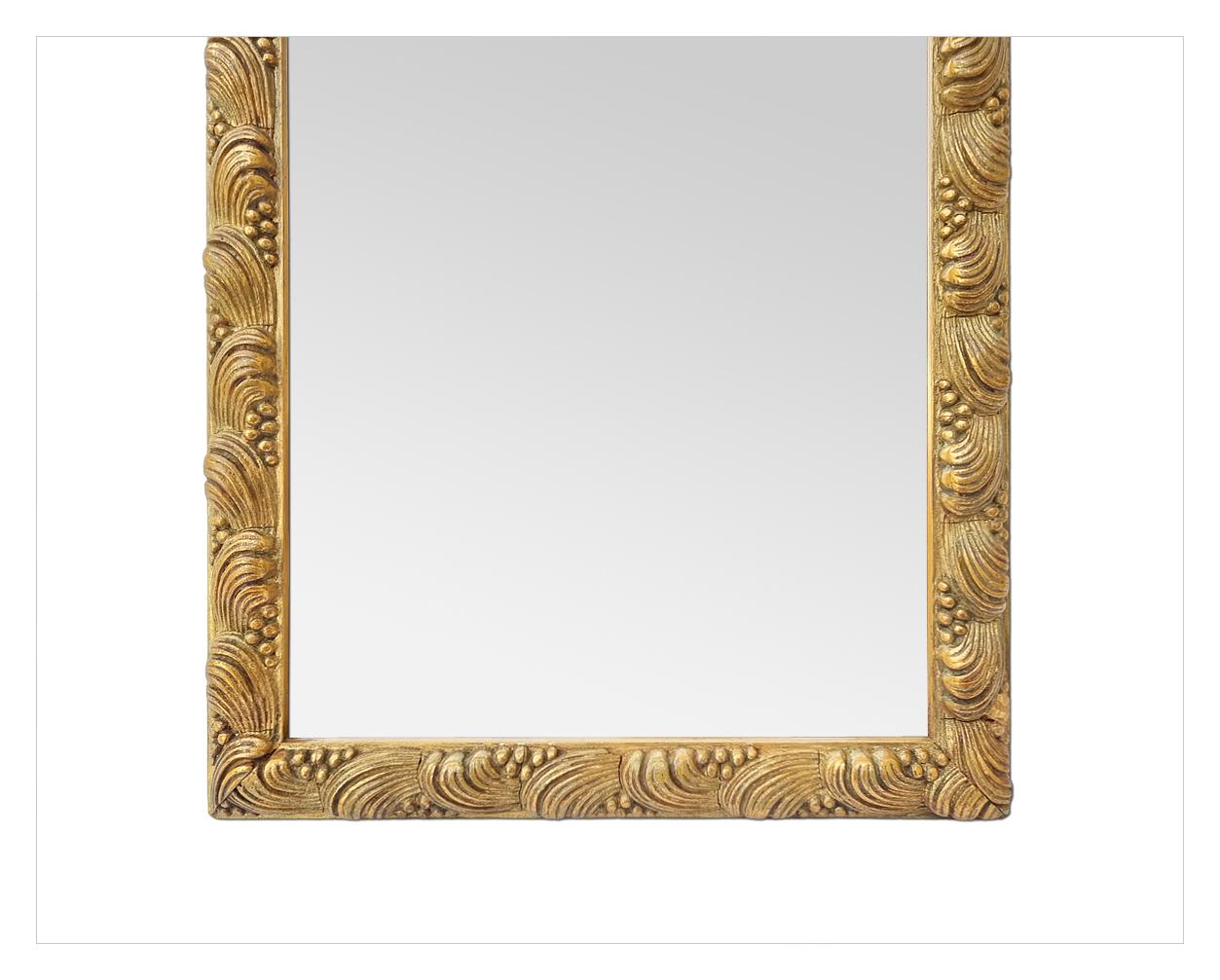 Français Petit miroir ancien en bois doré décoré de coquillages, vers 1900 en vente
