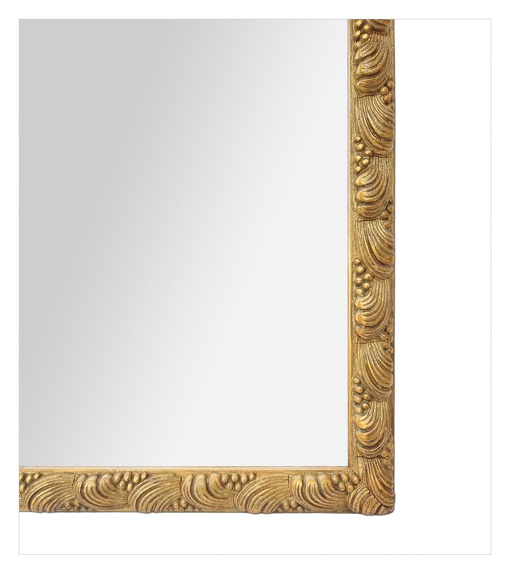 Doré Petit miroir ancien en bois doré décoré de coquillages, vers 1900 en vente
