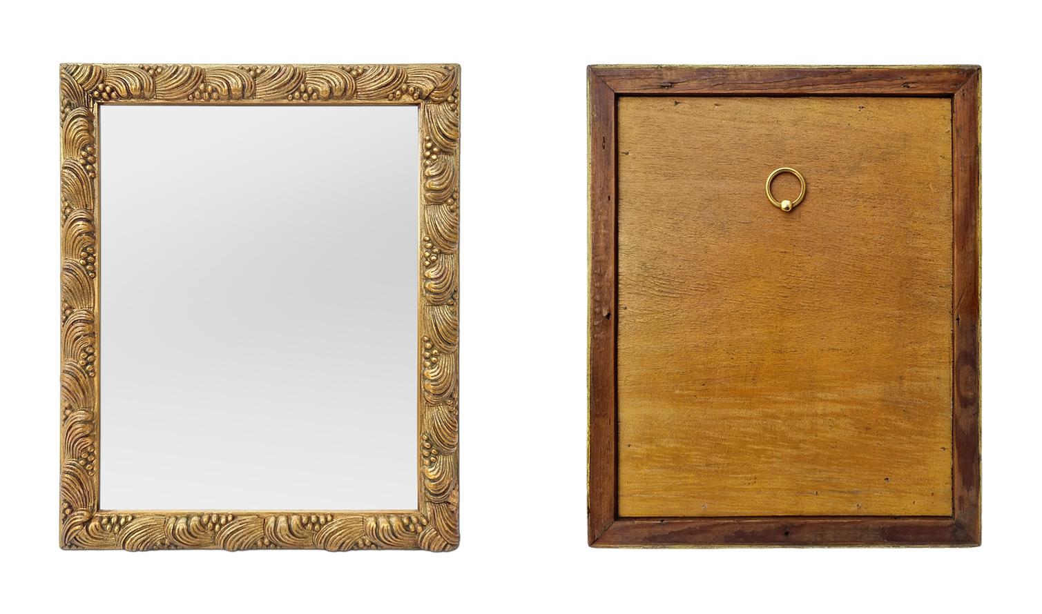 Début du 20ème siècle Petit miroir ancien en bois doré décoré de coquillages, vers 1900 en vente