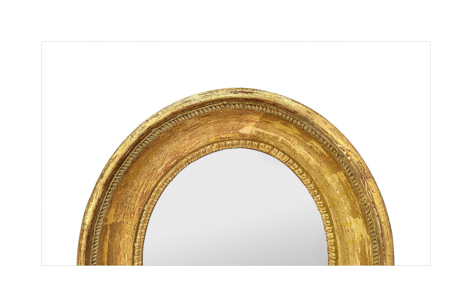 Louis XVI Petit miroir ovale ancien en bois doré français, datant d'environ 1860 en vente