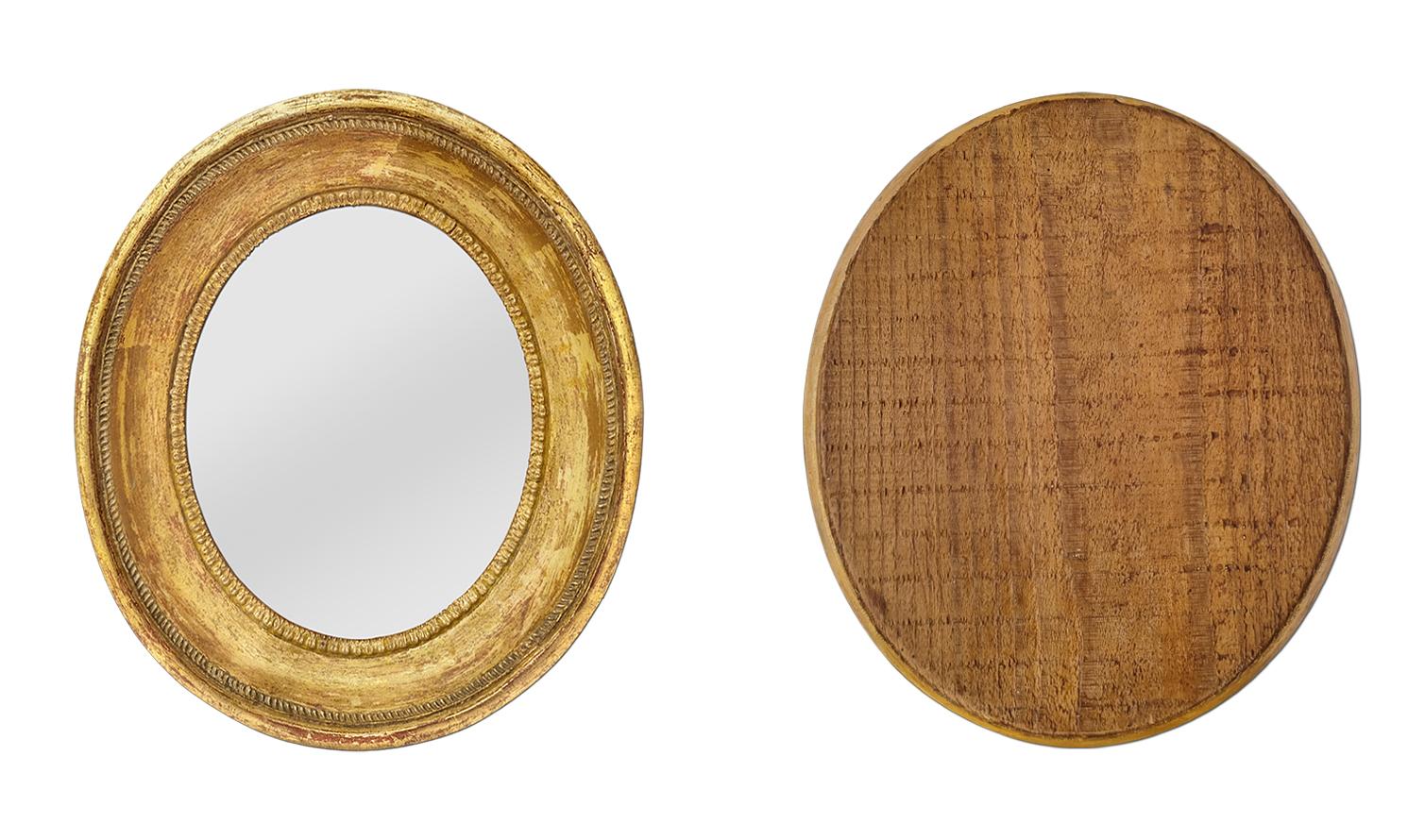 Doré Petit miroir ovale ancien en bois doré français, datant d'environ 1860 en vente